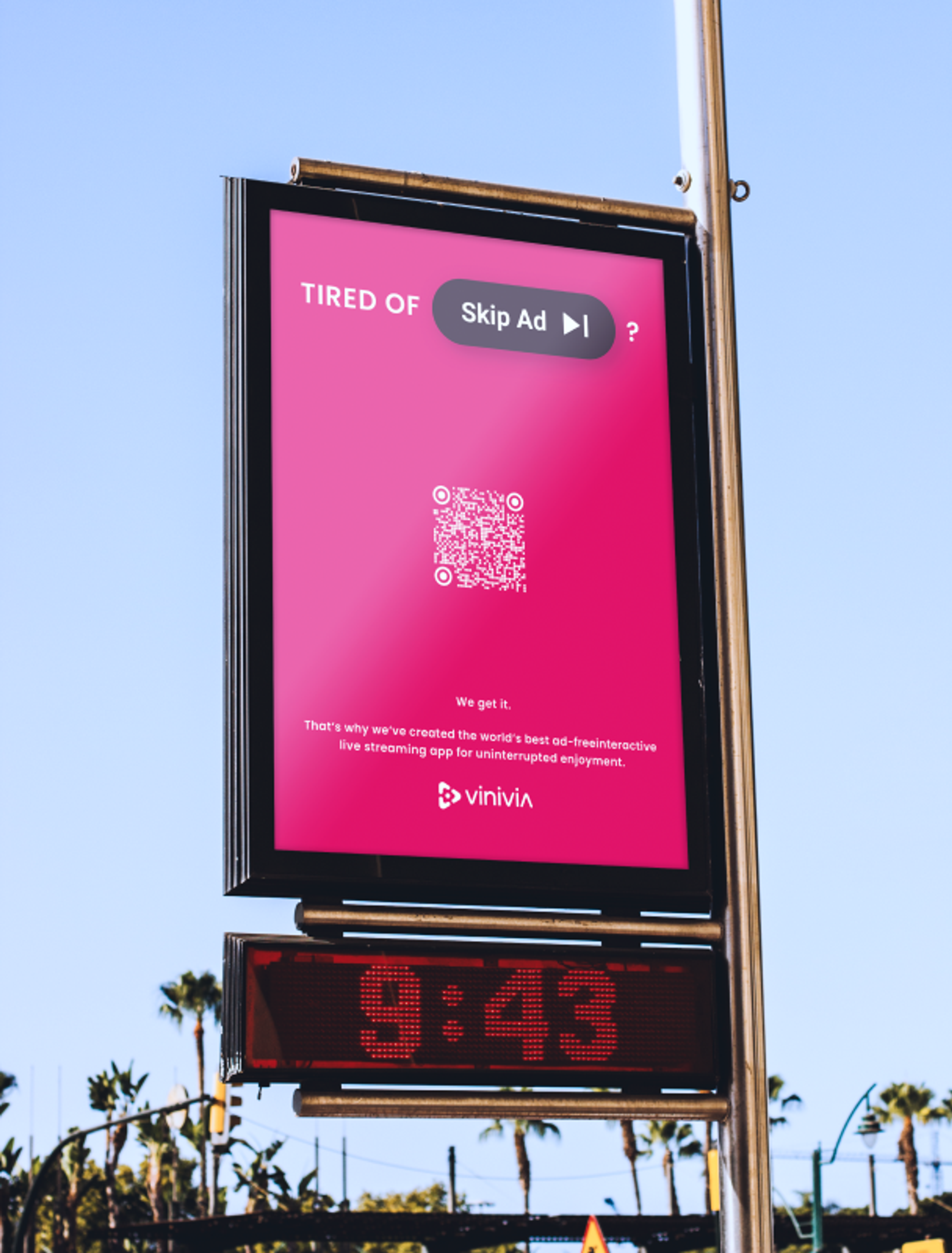 Werbeschild in Los Angeles mit QR-Code und der Botschaft: 'Tired of Skip Ad?' Werbung für die interaktive Livestreaming-Plattform Vinivia – Unerwartet Design