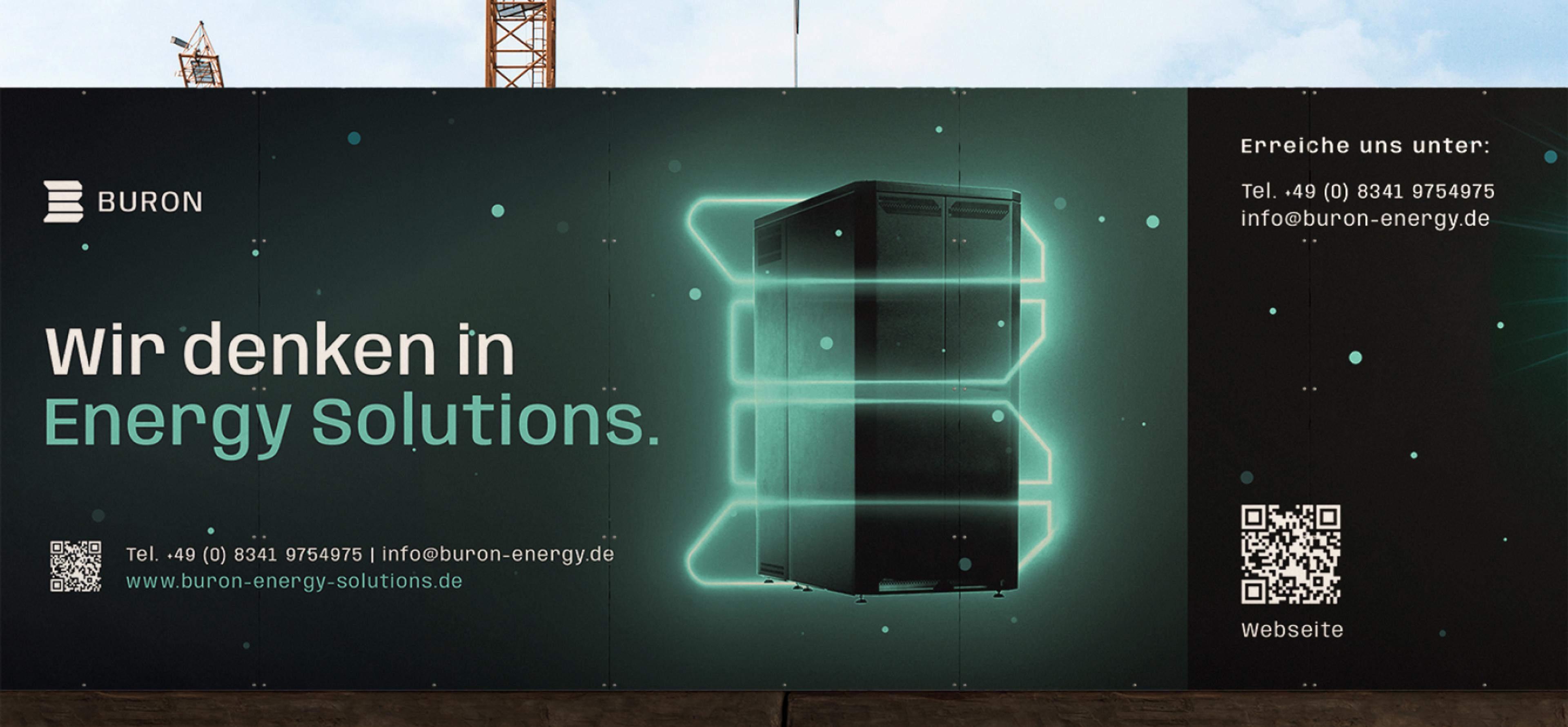 Großer Werbebanner von Buron Energy Solutions mit leuchtendem Batteriespeicher und Slogan „Wir denken in Energy Solutions“.
