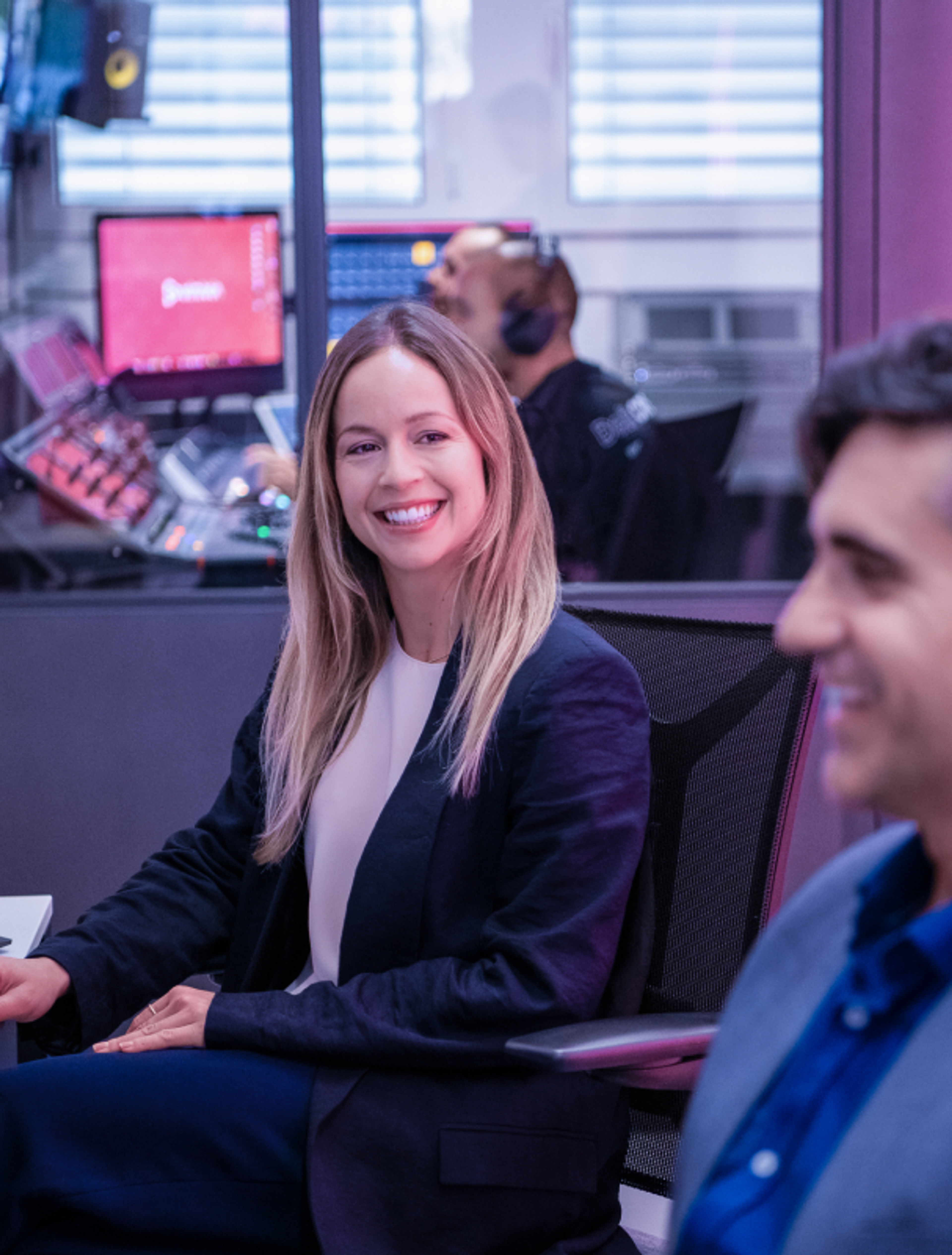 Innenaufnahme eines modernen Arbeitsplatzes im Vinivia Office mit freundlicher Atmosphäre, einem stilvollen Schreibtischstuhl und Technik im Hintergrund – Unerwartet Design