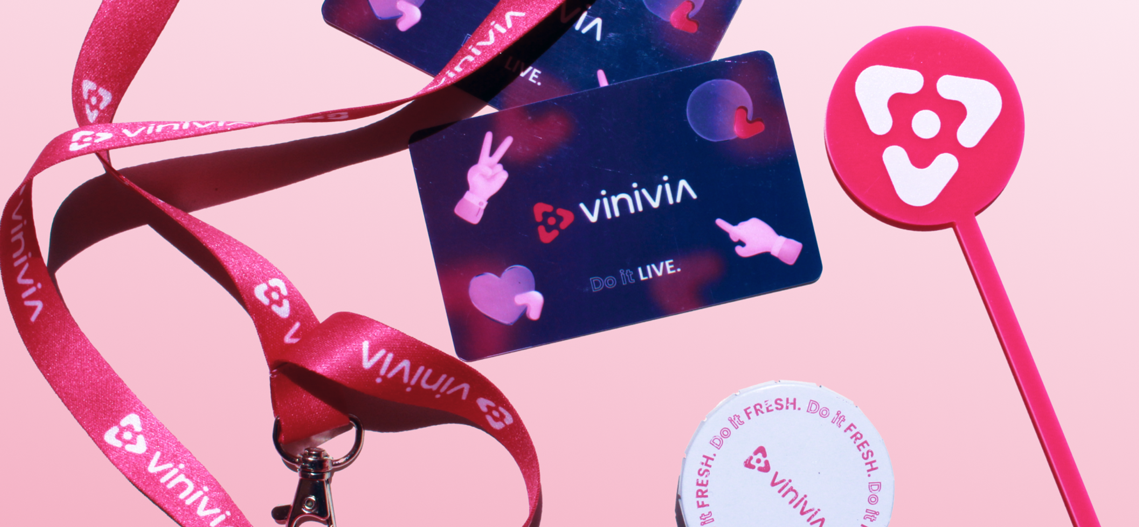 Vinivia-Lanyard mit Markenlogo, Begleitkarten und Werbestick in den markanten Farben Pink und Lila, perfekt für Events und Branding - Unerwartet Design