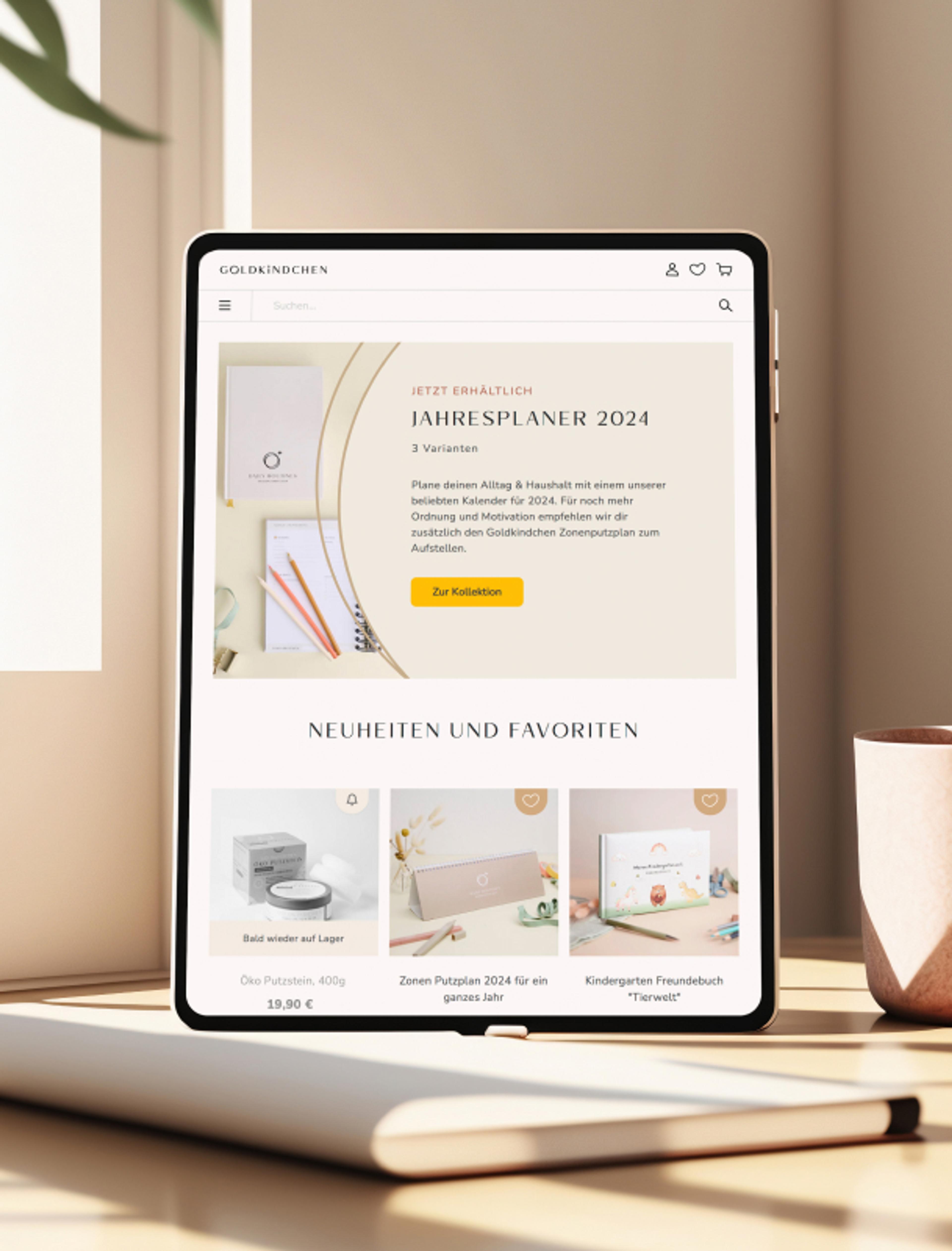 Goldkindchen-Webshop auf einem iPad mit Fokus auf den Jahresplaner 2024, klare und minimalistische Gestaltung.