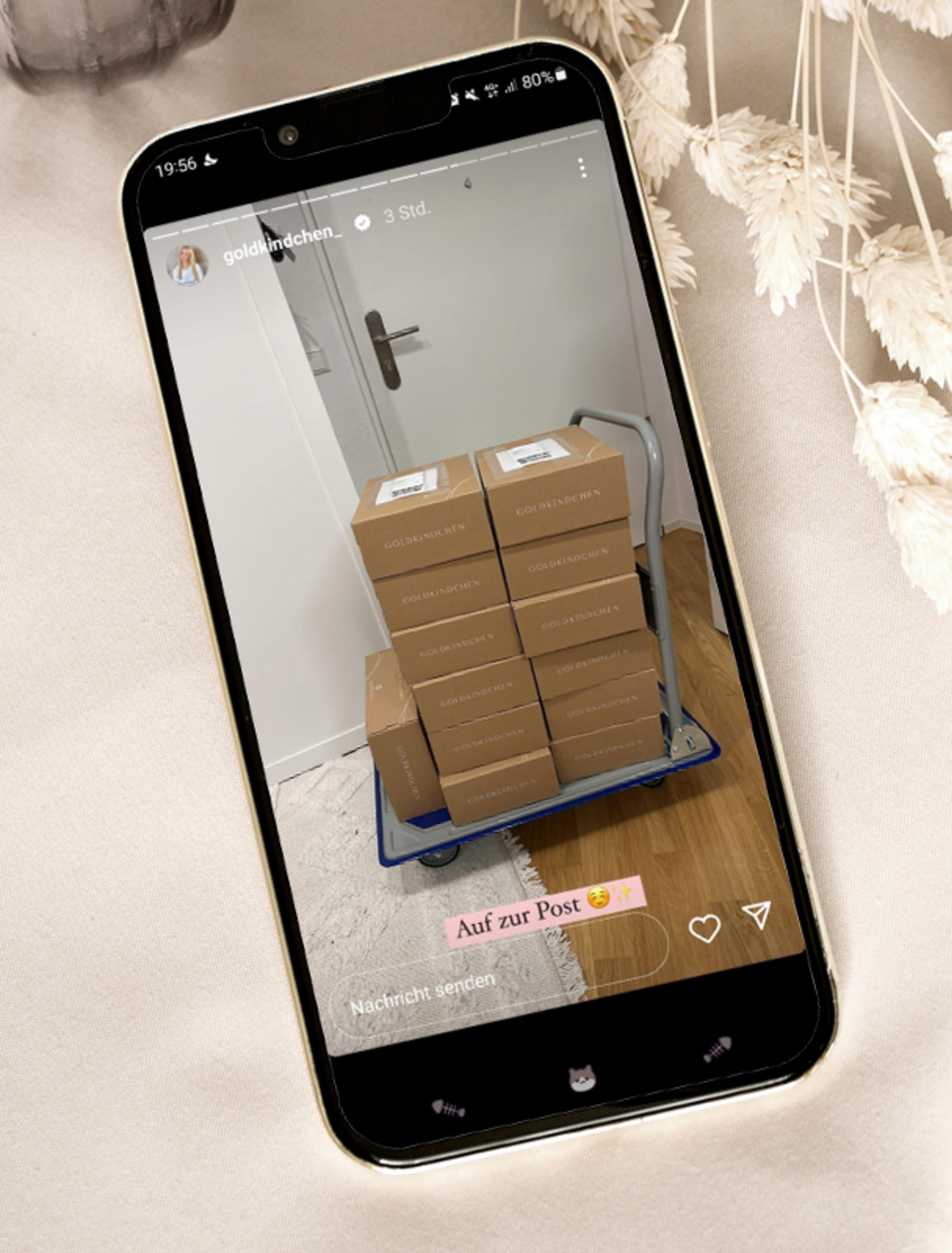 Ästhetische Licht- & Schattenstruktur, die sich perfekt für stilvolle Produktpräsentationen, Branding-Fotografie & visuelles Storytelling eignet.