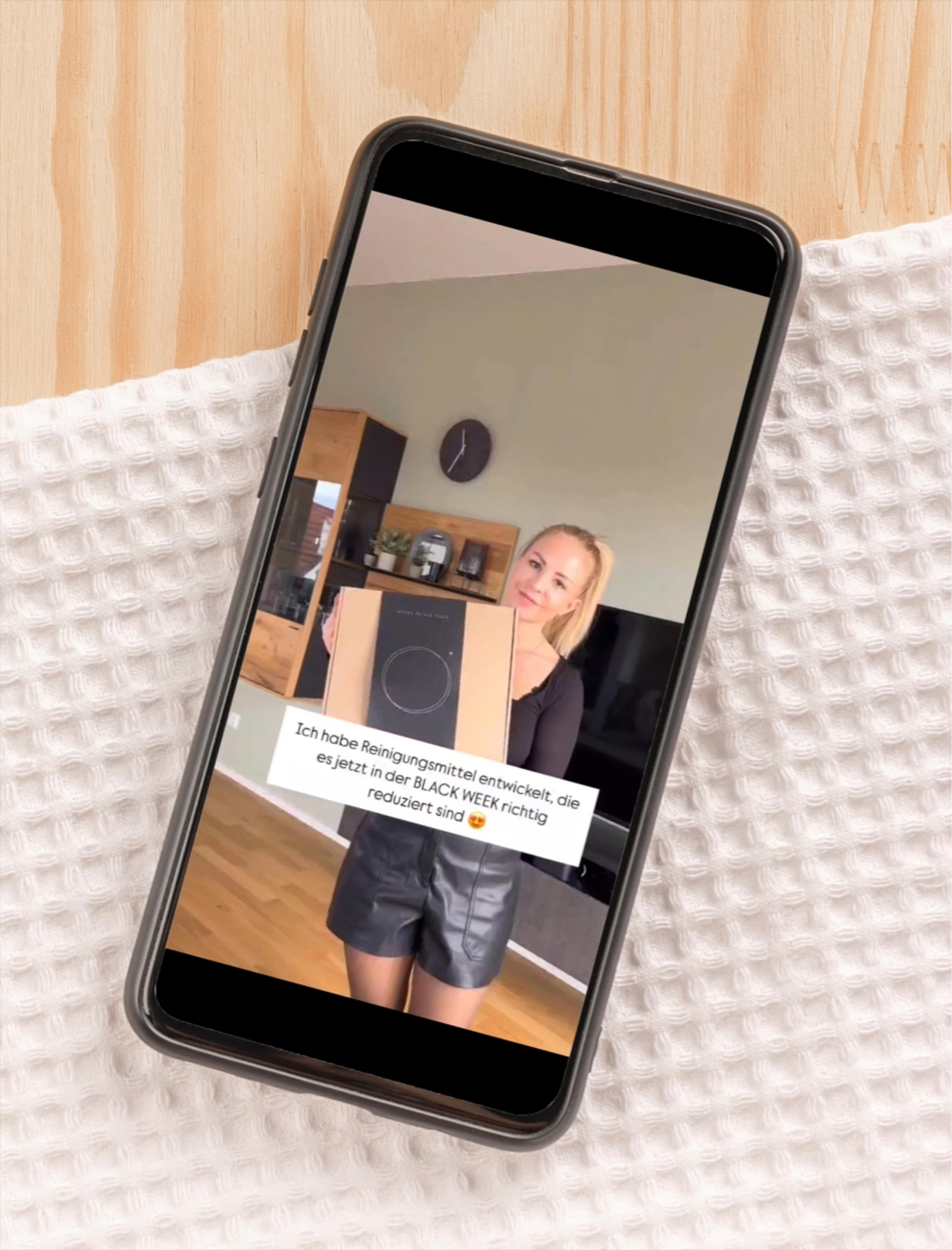Goldkindchen Influencerin Jennifer Schulz präsentiert das Reinigungsset von Goldkindchen mit Black-Week-Angebot, Verpackungsdesign von Unerwartet Design.
