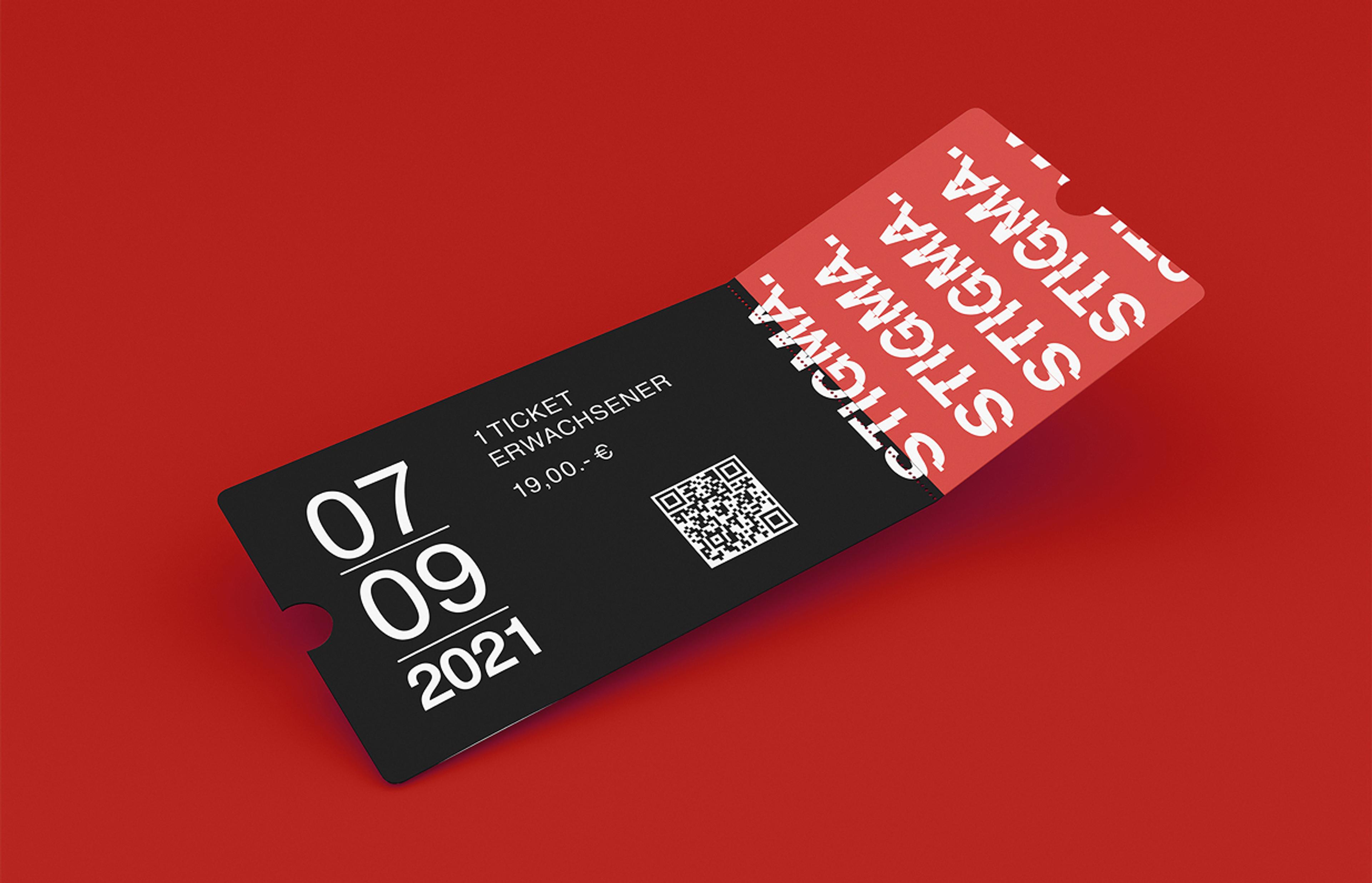 Ein modernes Ticket mit auffälliger Typografie, QR-Code und dem Wort „Stigma“ in gestapelter Anordnung. Minimalistisches Design in Schwarz und Rot, passend zum Ausstellungskonzept.