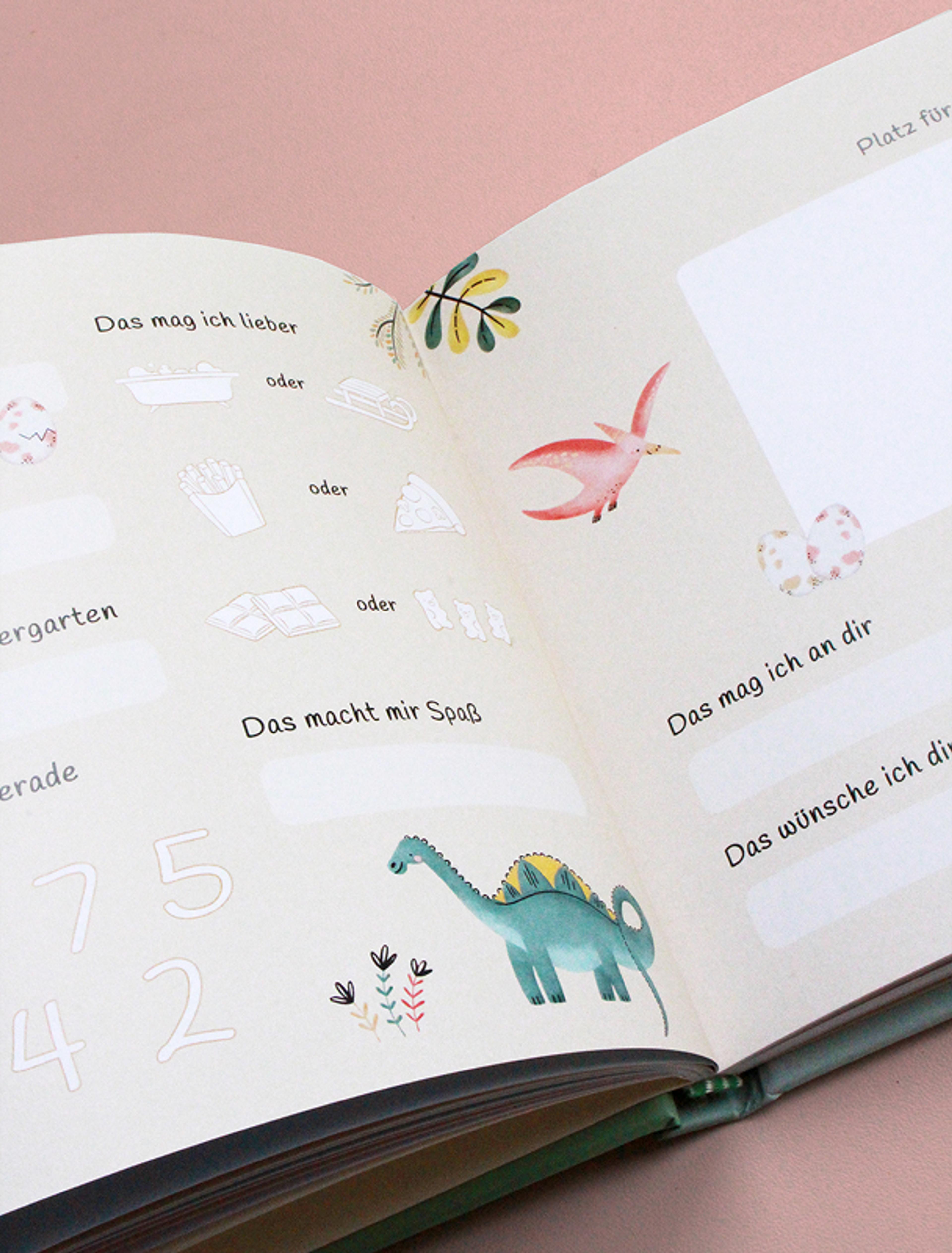 Dinosaurier-Seite im Freundebuch – Eine aufgeschlagene Seite des Freundschaftsbuchs mit spielerischen Fragen, begleitet von einem grünen Dinosaurier und einem fliegenden Urzeitvogel.