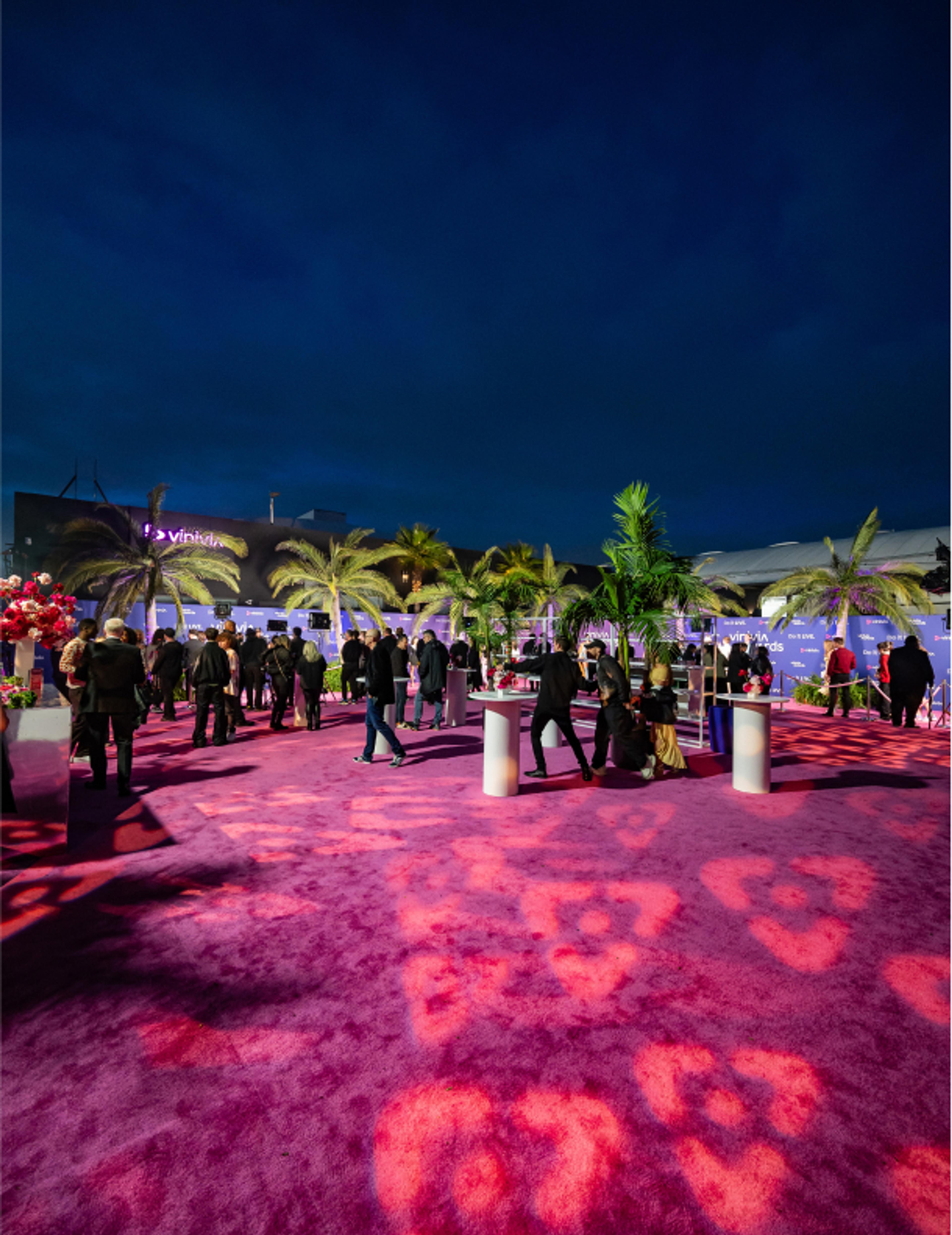 vinivia, bfa, jorgemezaphotos Vinivia Awards: Gäste genießen das Event unter Palmen und stimmungsvollen Lichtern auf dem pinken Teppich – Unerwartet Design