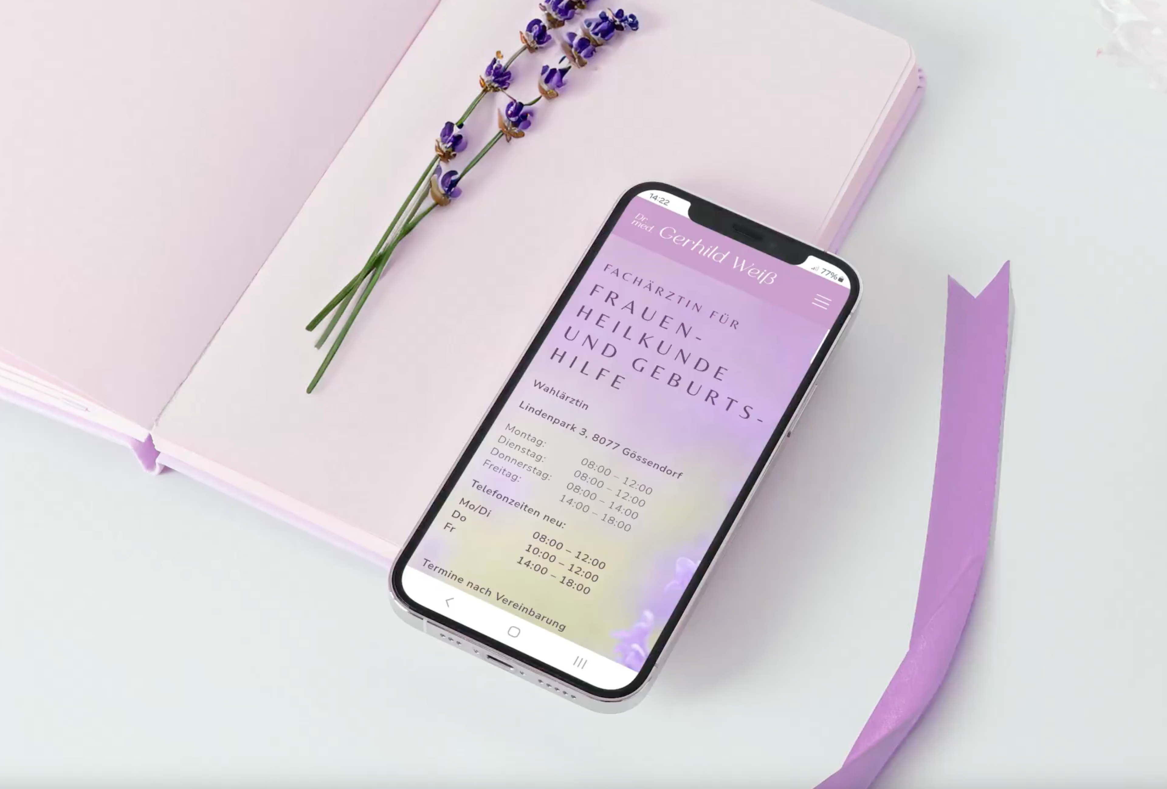 Animiertes Smartphone zeigt den Header Section von der Webseite von Dr. Med. Gerhild Weiß, gestlatet von Uenrwartet Design in Graz, Österreich. Experten in der Gestaltung von Branding & Webdesigns in der Medizin-Branche.