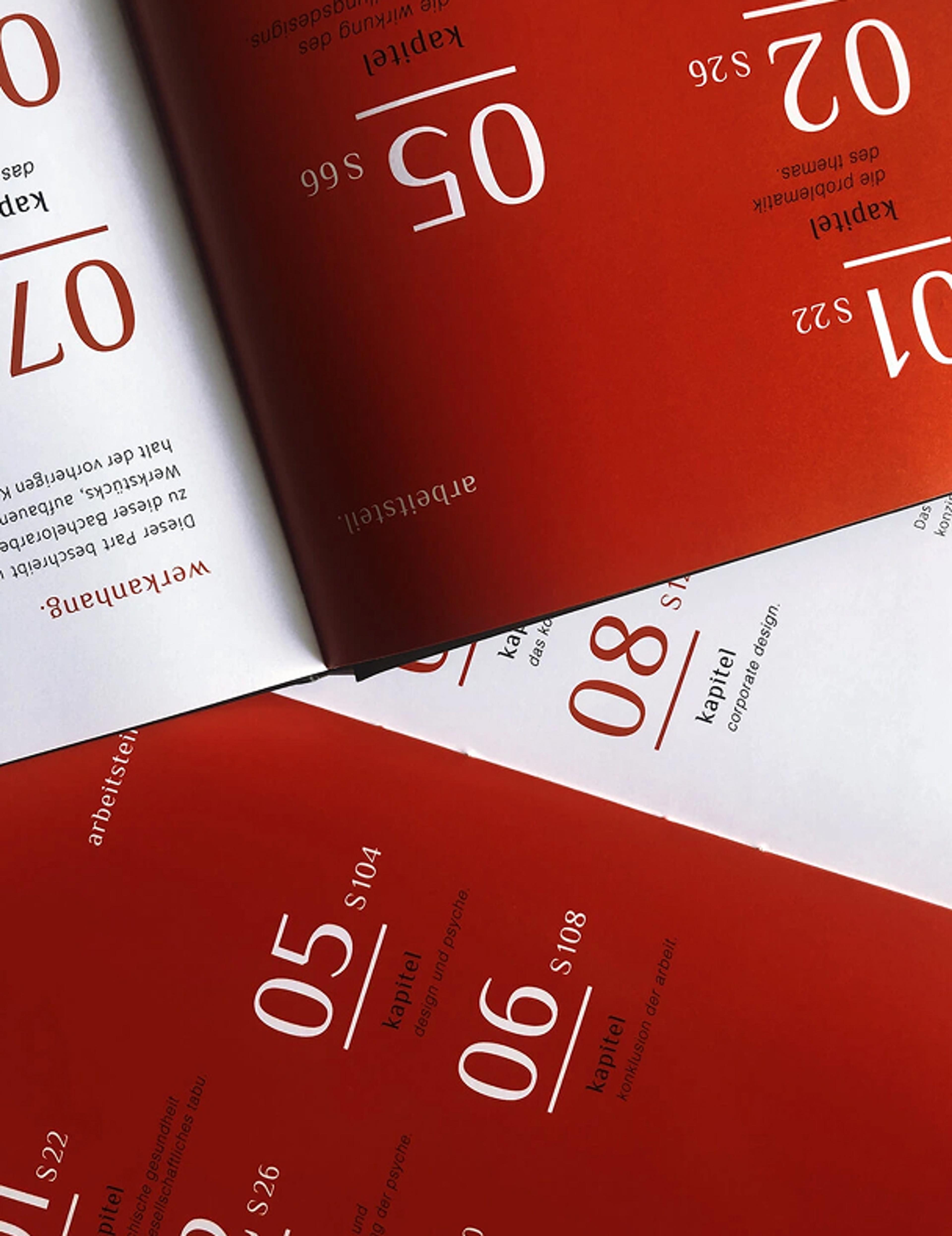 Aufgeschlagenes Buch mit roten und weißen Seiten, die eine Kapitelübersicht in minimalistischer Typografie zeigen. Klare, strukturierte Gestaltung für ein übersichtliches Leseerlebnis.