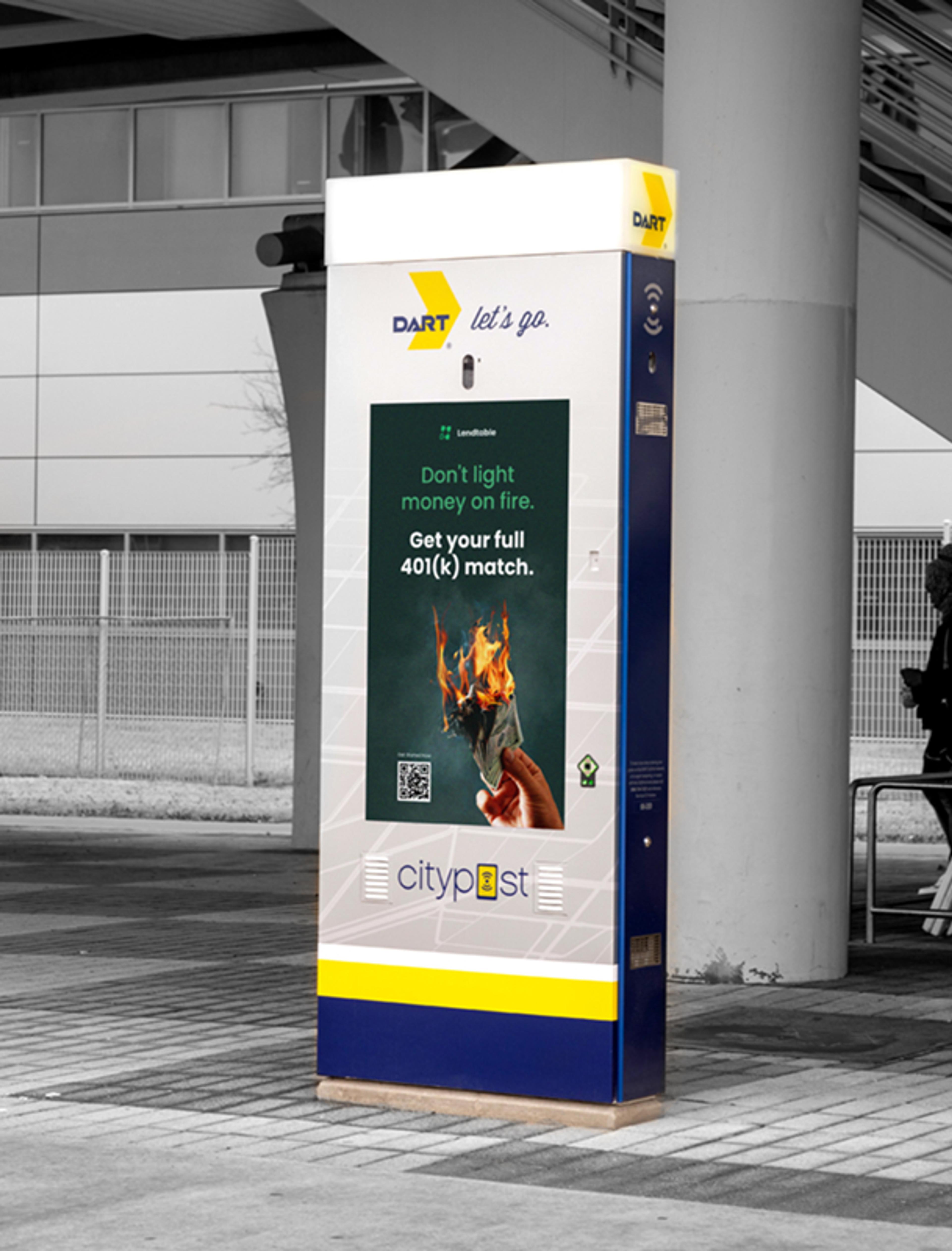 Digitale Werbeanzeige von Lendtable auf einer Citypost-Stele mit dem Slogan „Don’t light money on fire. Get your full 401(k) match.“ und einem brennenden Geldschein.