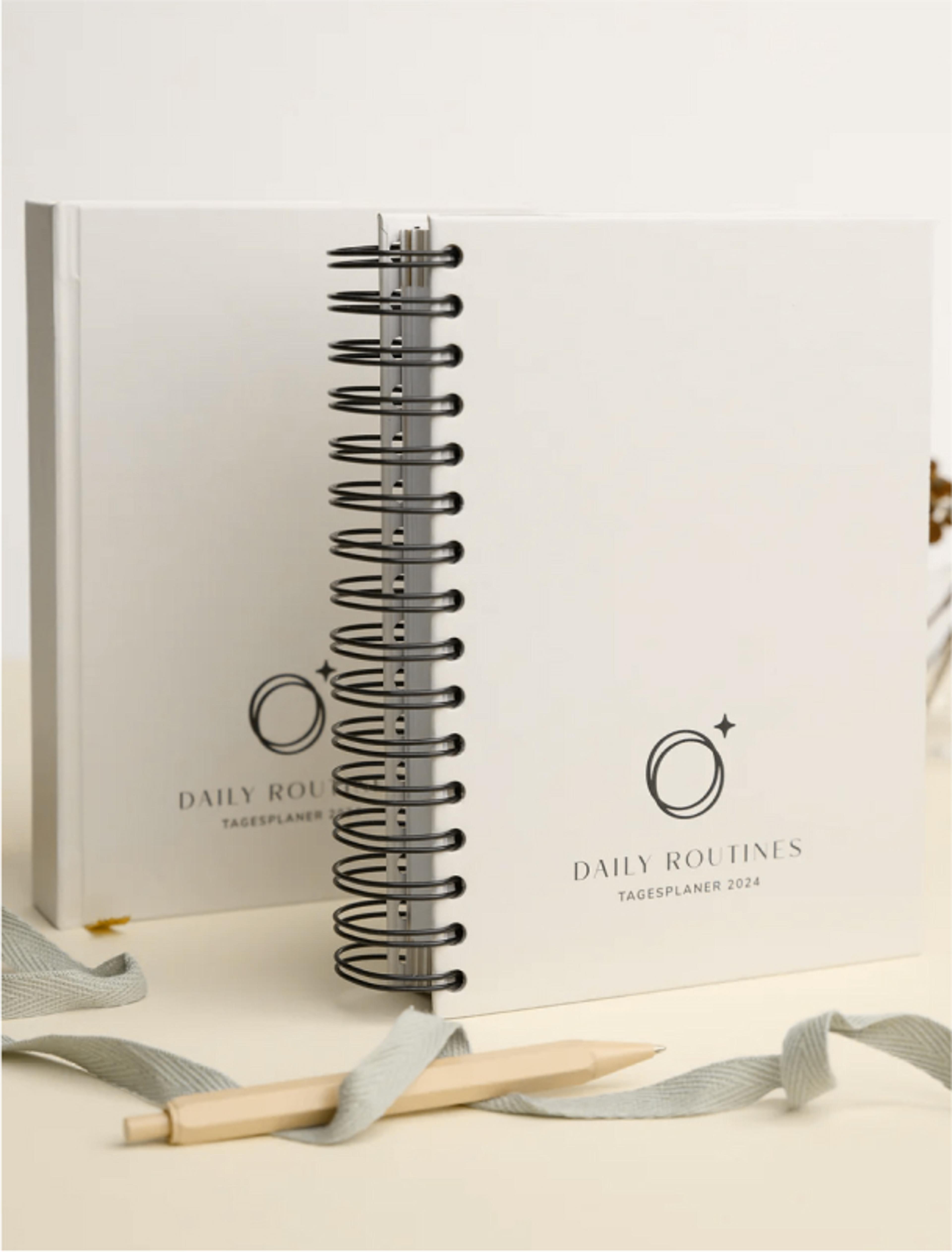 Goldkindchen Struktur trifft Stil: Der Goldkindchen Tagesplaner 2024 kombiniert elegantes Design mit funktionaler Planung. Perfekt für Routinen, Selbstorganisation & Produktivität.