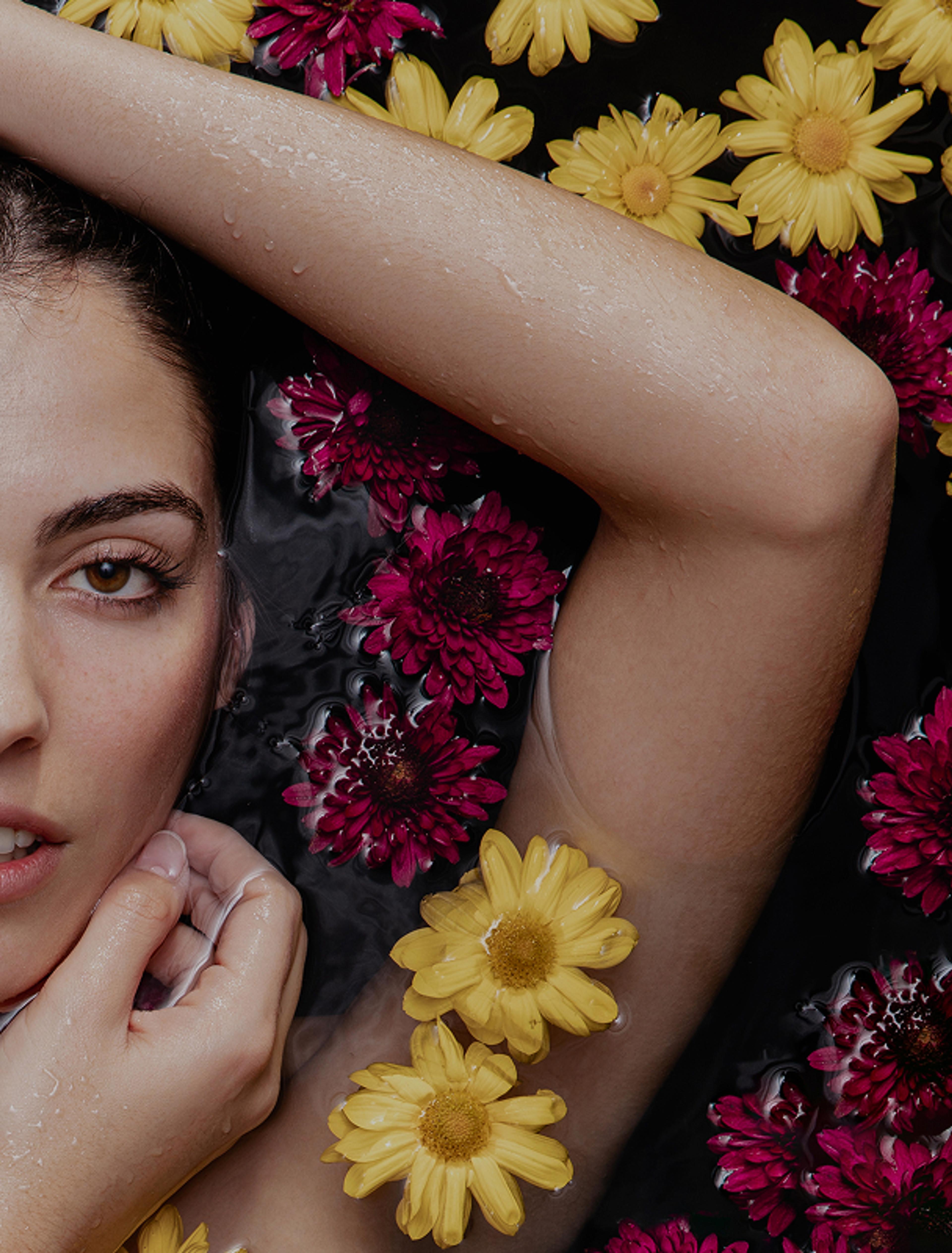 Sinnliche Beauty-Editorial-Aufnahme für AVRORA – eine perfekte Kombination aus Pflege, Wasser und Natur. Florale Elemente und sanfte Farben unterstreichen die Hautpflegephilosophie der Marke.