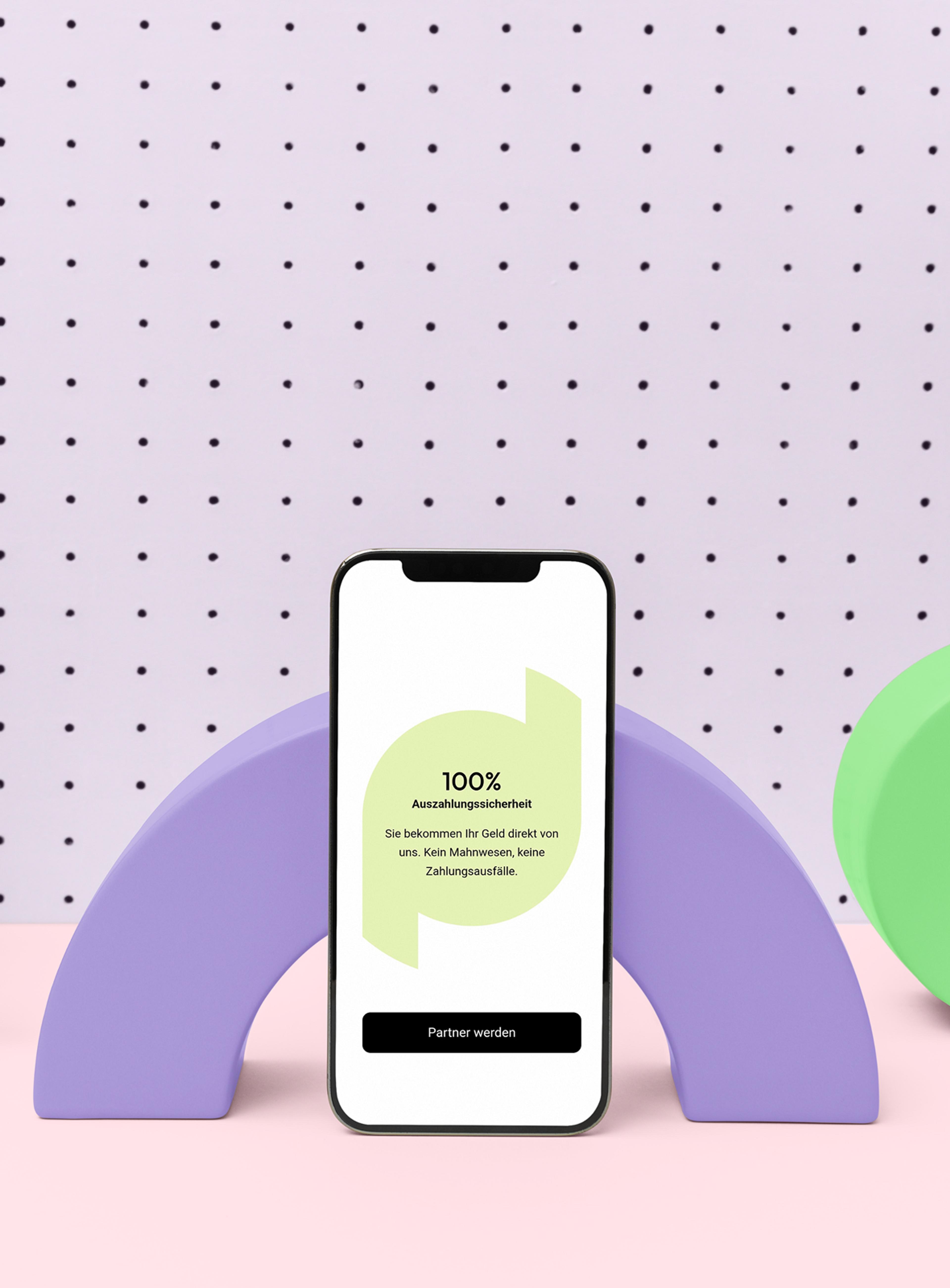 PayDay Website Mobile - Handy auf Holztisch