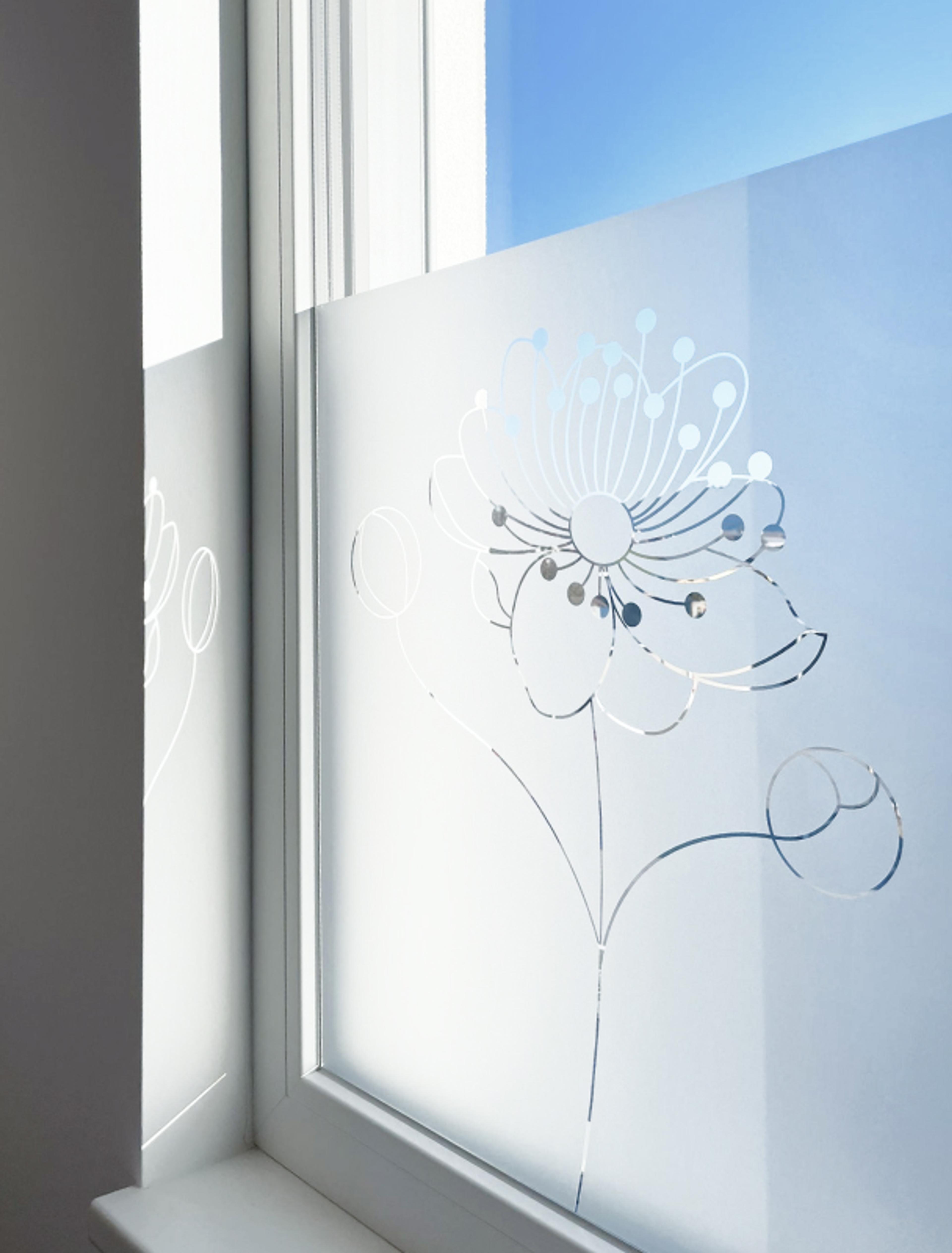 Fenstergestaltung der Praxis Dr. Gerhild Weiß in Graz, entworfen von Unerwartet Design, mit floralen Mustern, die Natürlichkeit und Eleganz ausstrahlen.