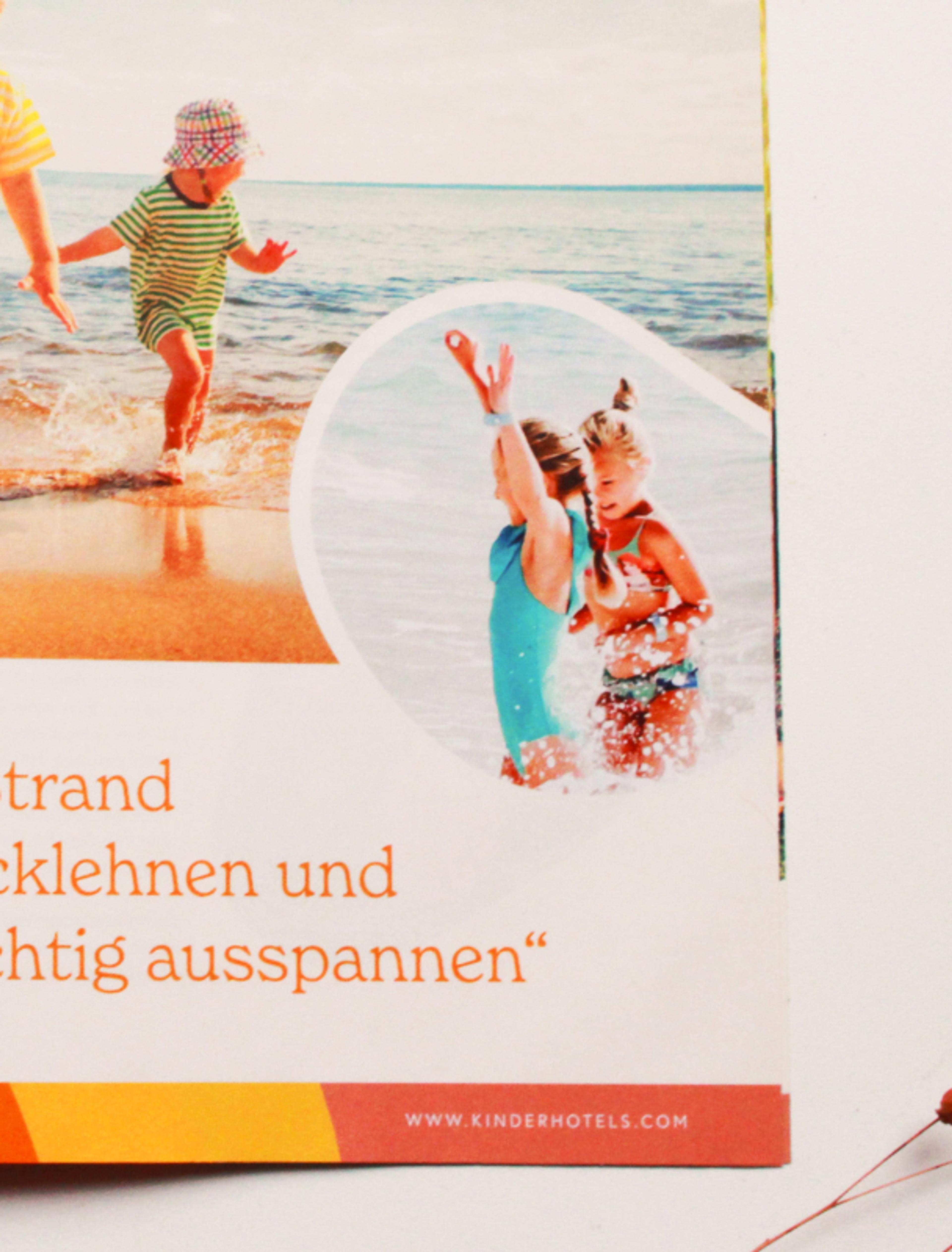 Kinder und Eltern genießen den Strand, detailreich in der Sommerbroschüre der Kinderhotels dargestellt, entworfen von Unerwartet Design und Agentur Zeitgeist.