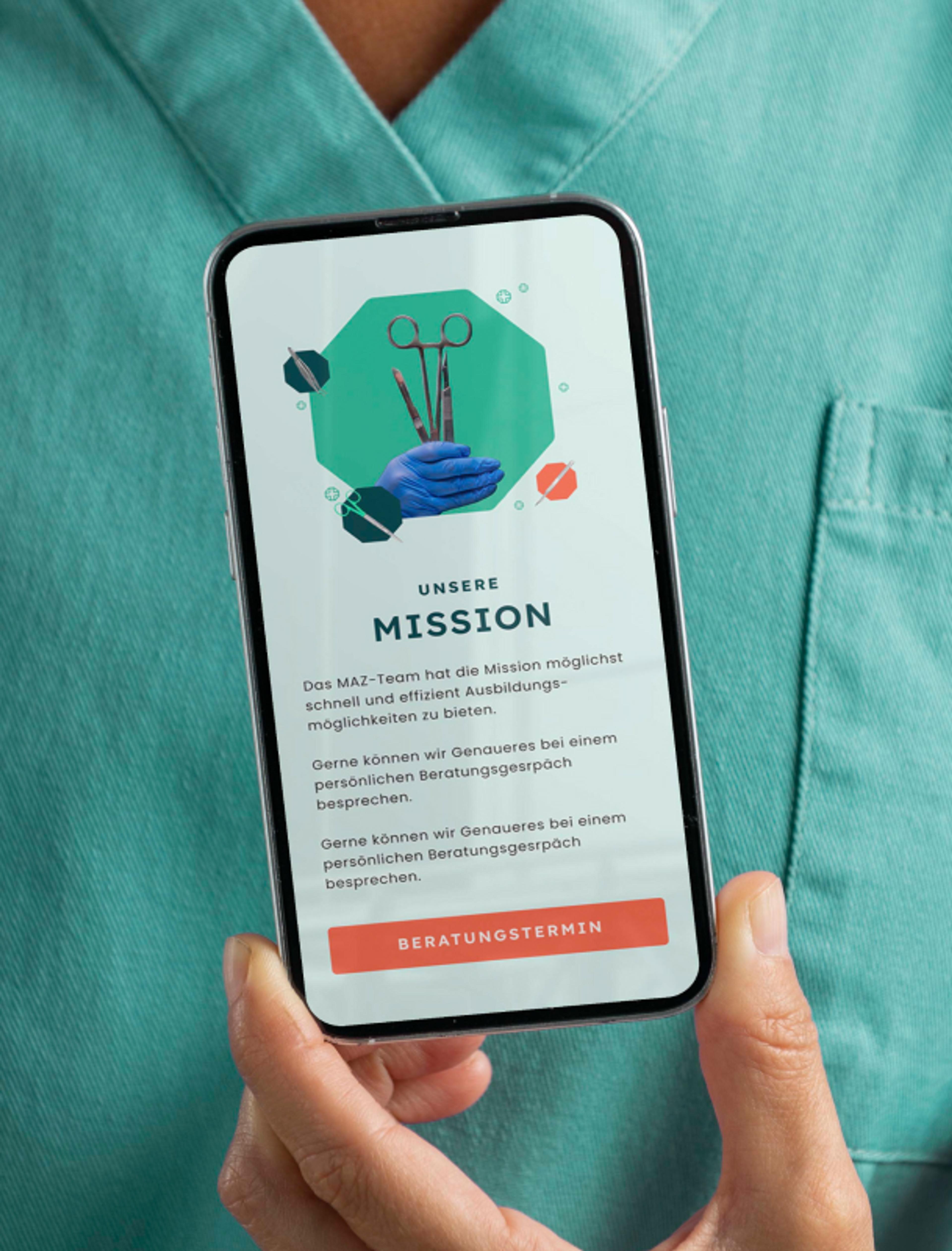 Nahaufnahme eines Smartphones mit Mission-Statement des MAZ. Kampagnenbranding und digitale Kommunikation für medizinische Bildung.