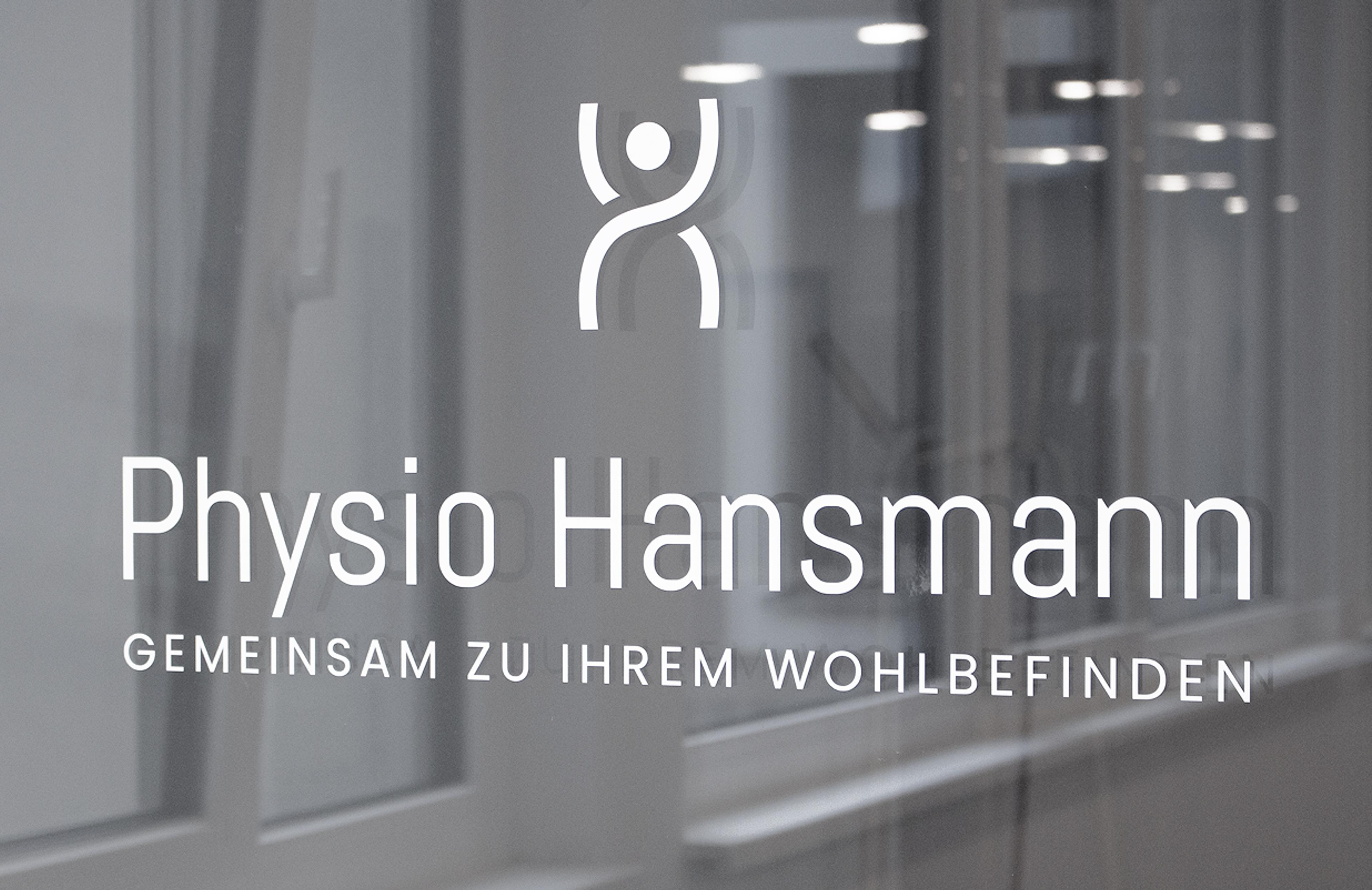 Detailaufnahme des Logos von Physio Hansmann mit stilisierter Silhouette im ‘H’. Klare Typografie und minimalistisches Corporate Design, entwickelt von Unerwartet Design Agentur in graz, Österreich.