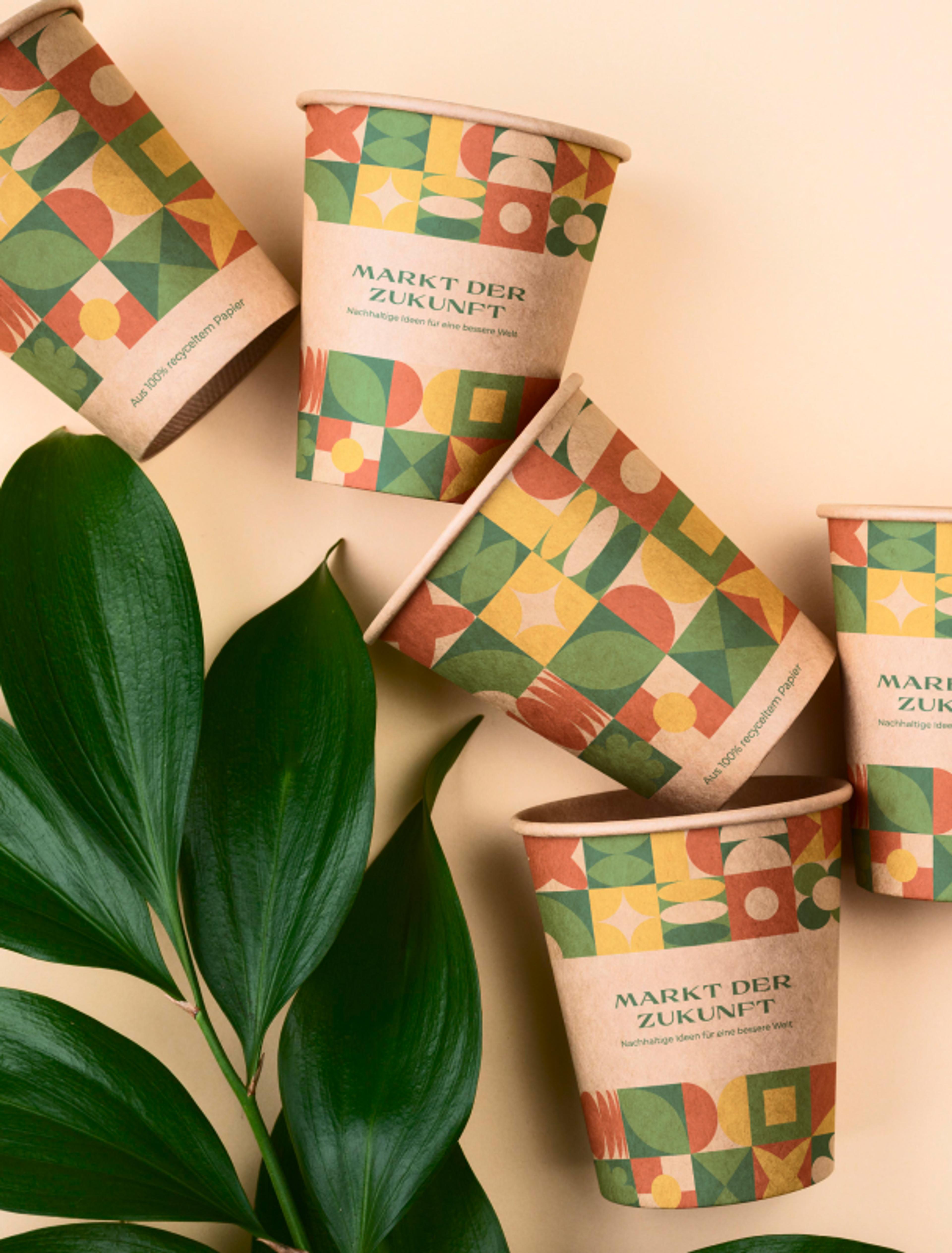 Umweltfreundliche Kaffeebecher für den Markt der Zukunft, designt von Unerwartet in Graz. Bunte, moderne Muster und nachhaltige Materialien.