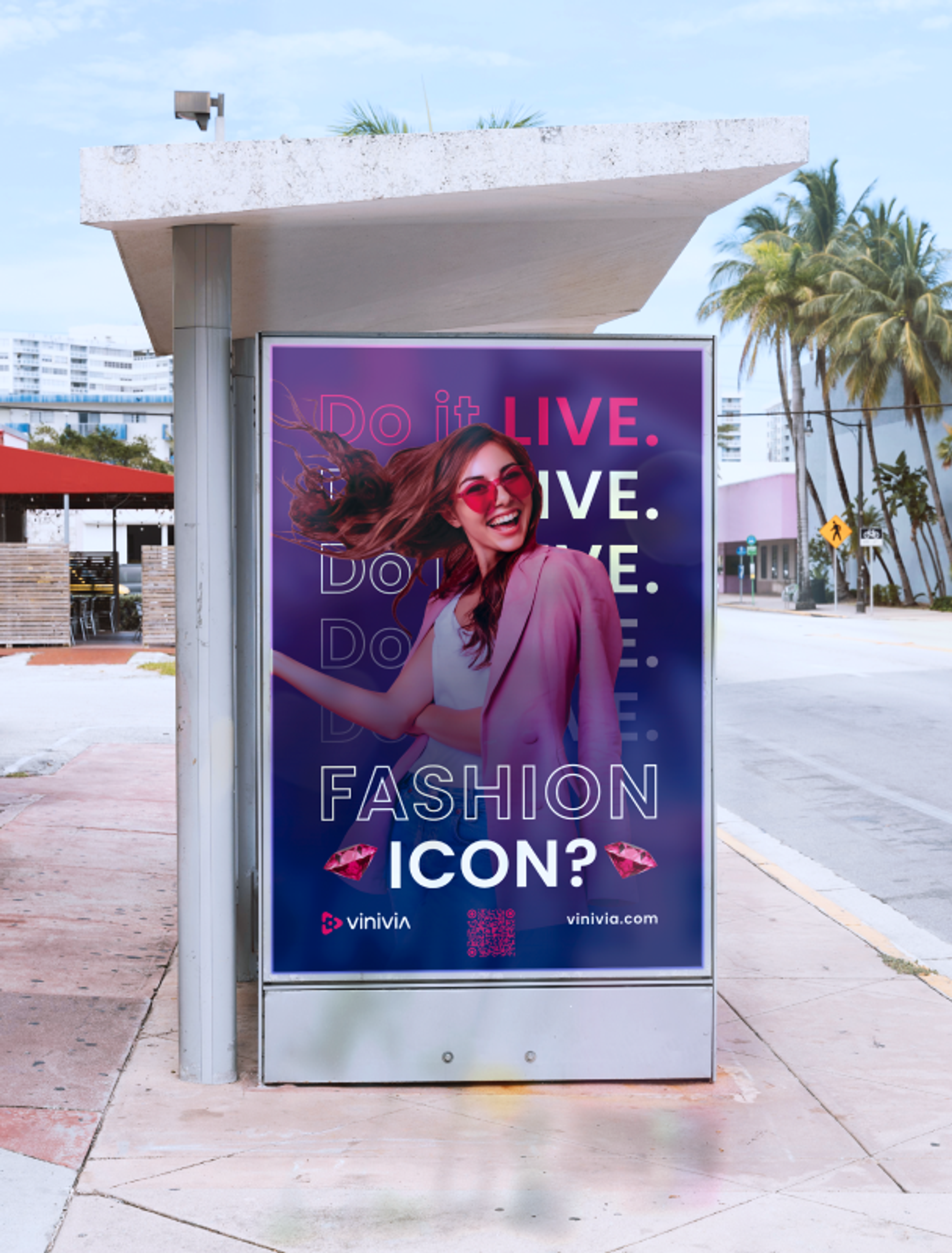 Werbeposter an einer Bushaltestelle in Los Angeles: 'Fashion Icon?' Highlightet Vinivia als Plattform für Content-Creators und Modefans – Unerwartet Design