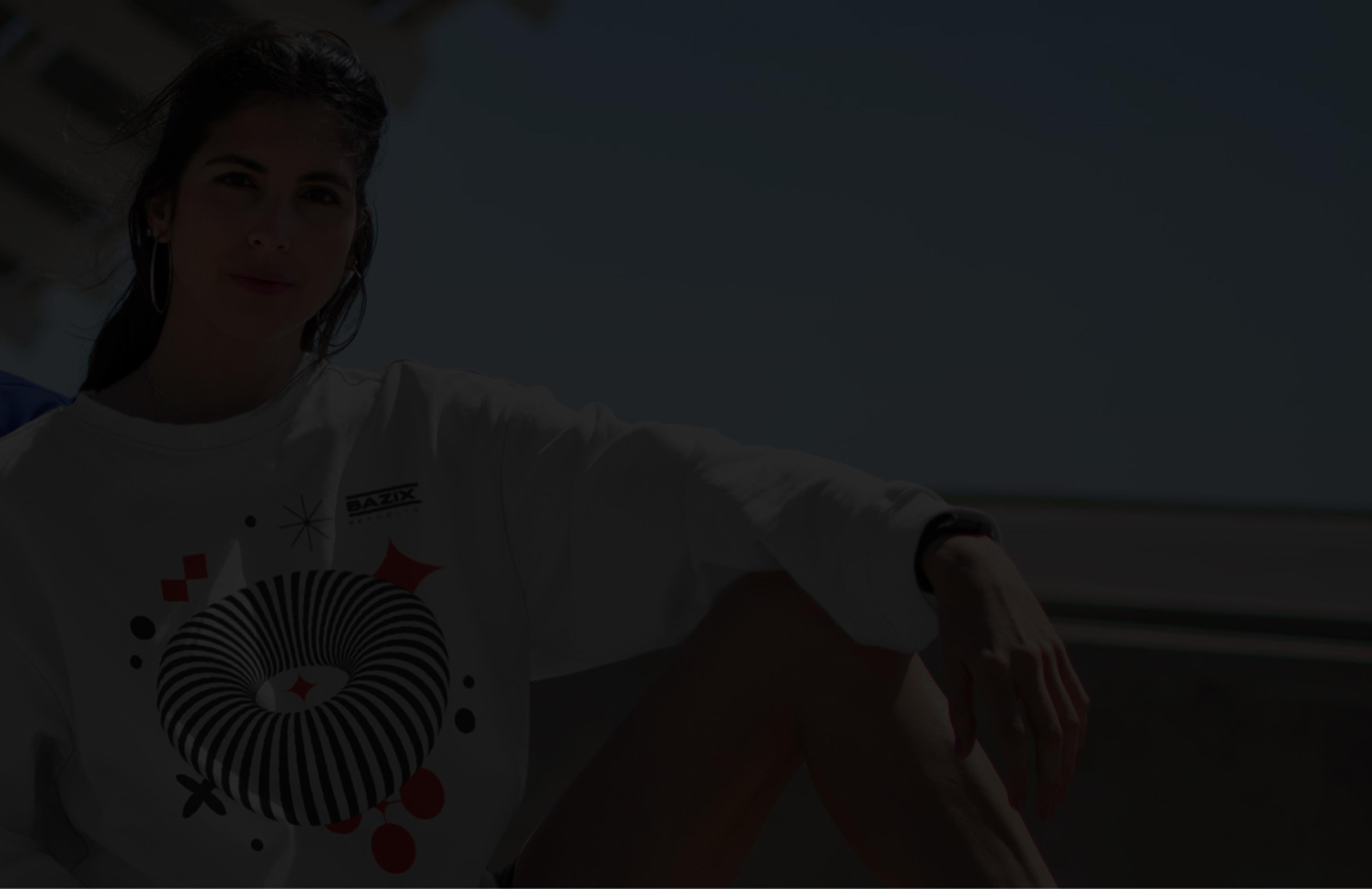 Hintergrundbild mit zwei T-Shirts auf Bügeln die eine Person ins Bild hält