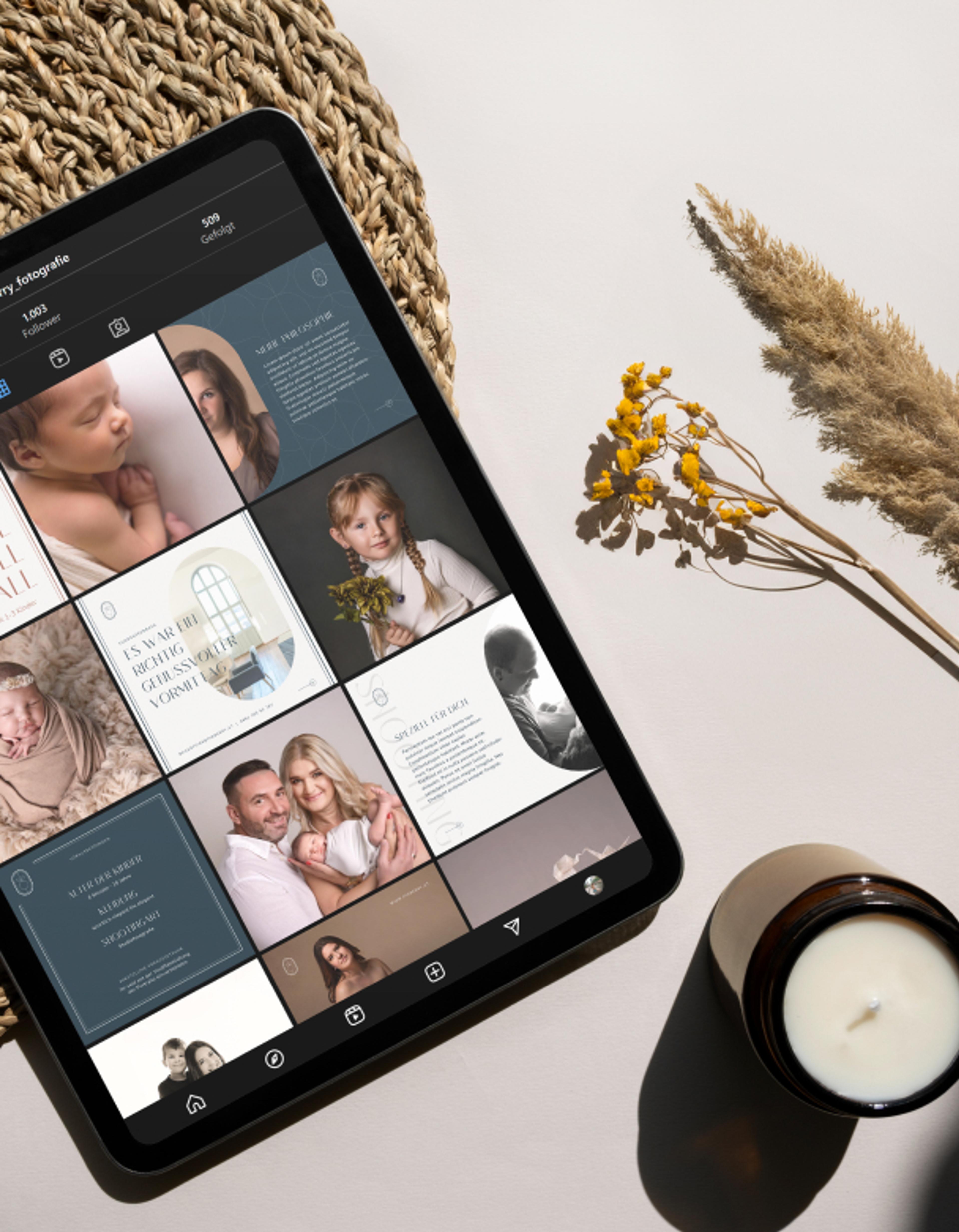 Tablet mit Pixberry Instagram-Feed auf geflochtener Unterlage mit Kerze und Trockenblumen – Ein Tablet präsentiert den Pixberry Social Media Feed in einem warmen, natürlichen Setting mit Rattangeflecht, einer Duftkerze und getrockneten gelben Blumen.
