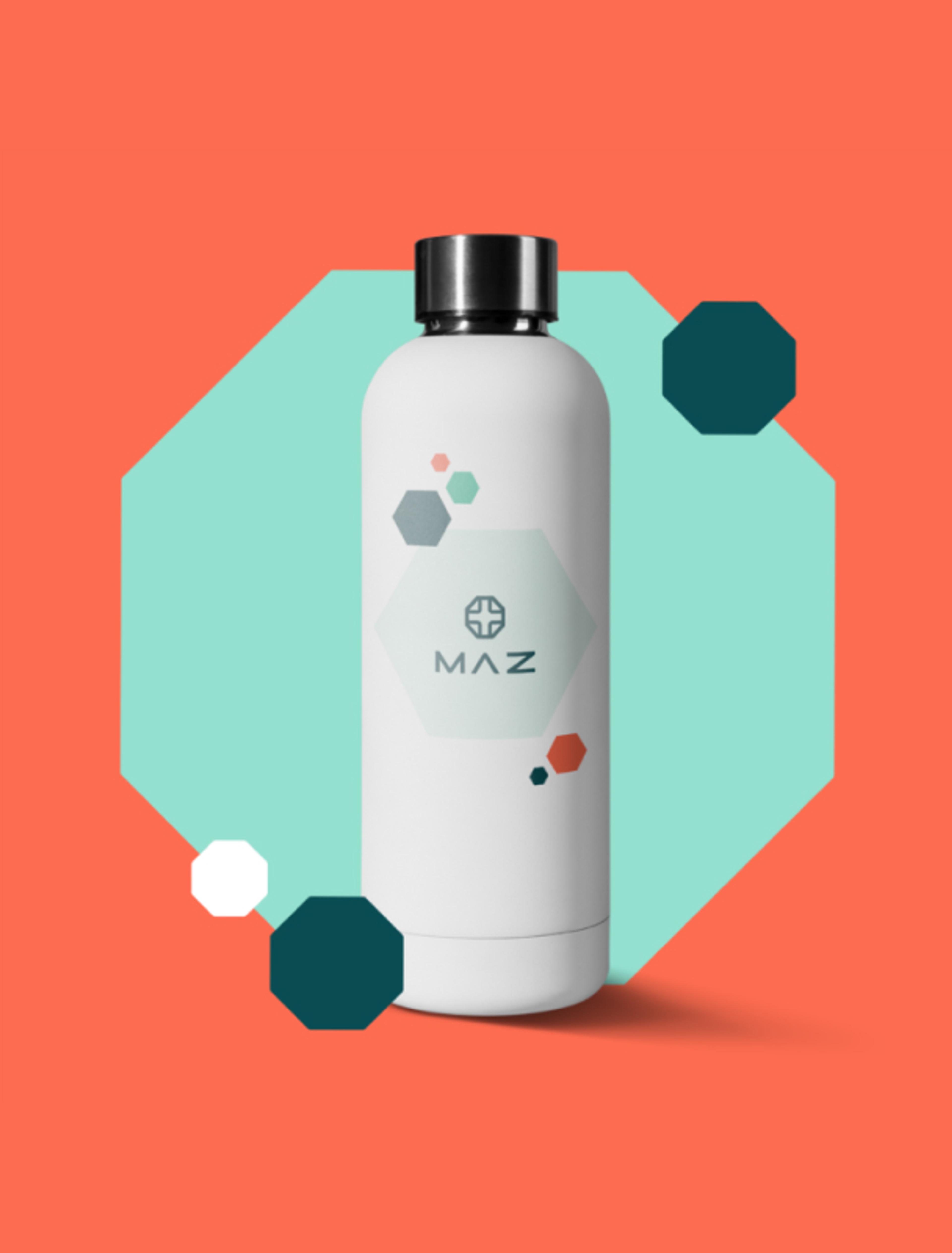 Weiße Trinkflasche mit MAZ-Logo und hexagonalem Design, platziert vor einem farbenfrohen Hintergrund. Modernes Werbemittel für das Ausbildungszentrum.
