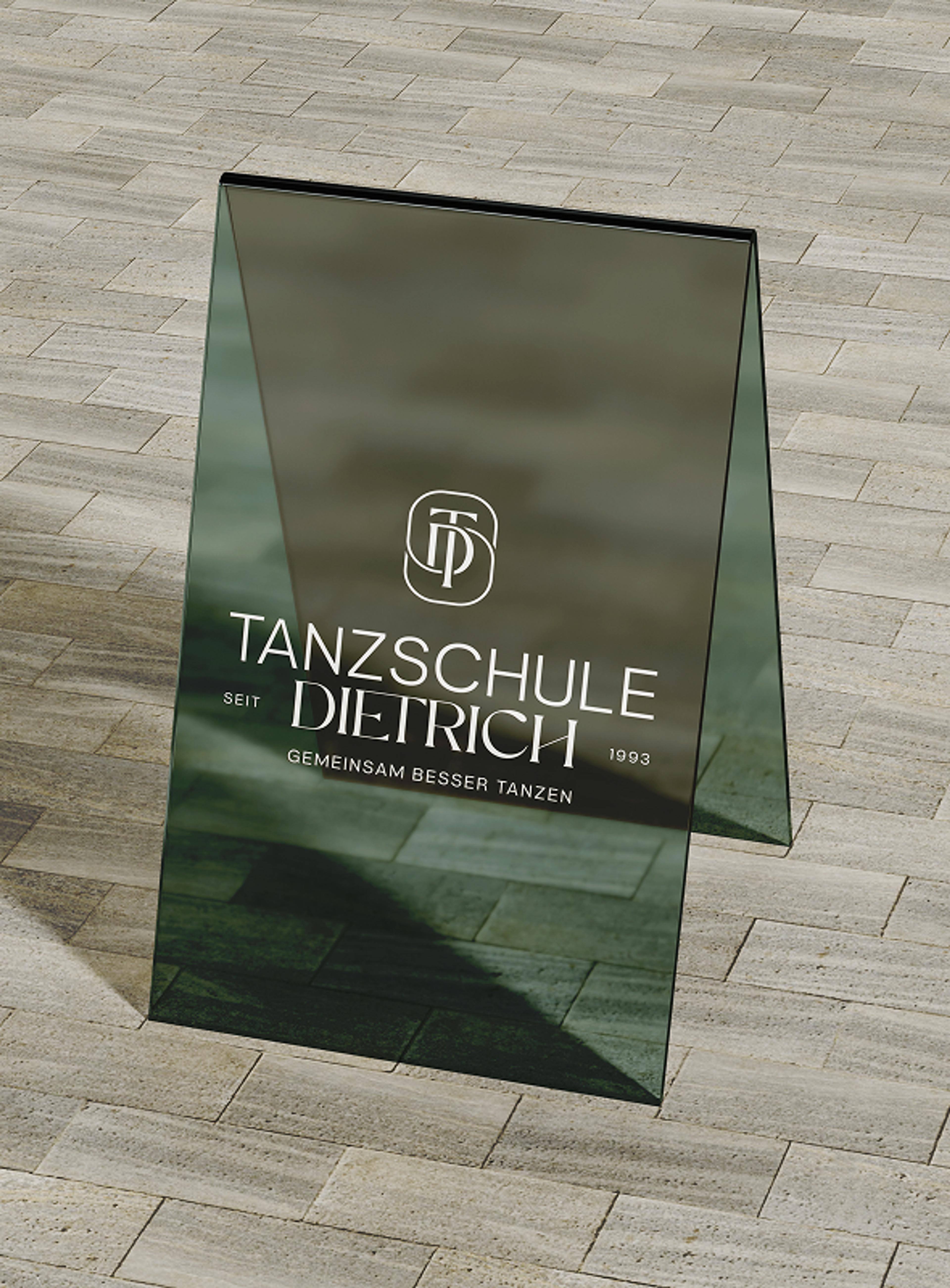 Schild mit Tanzschule Dietrich Logo