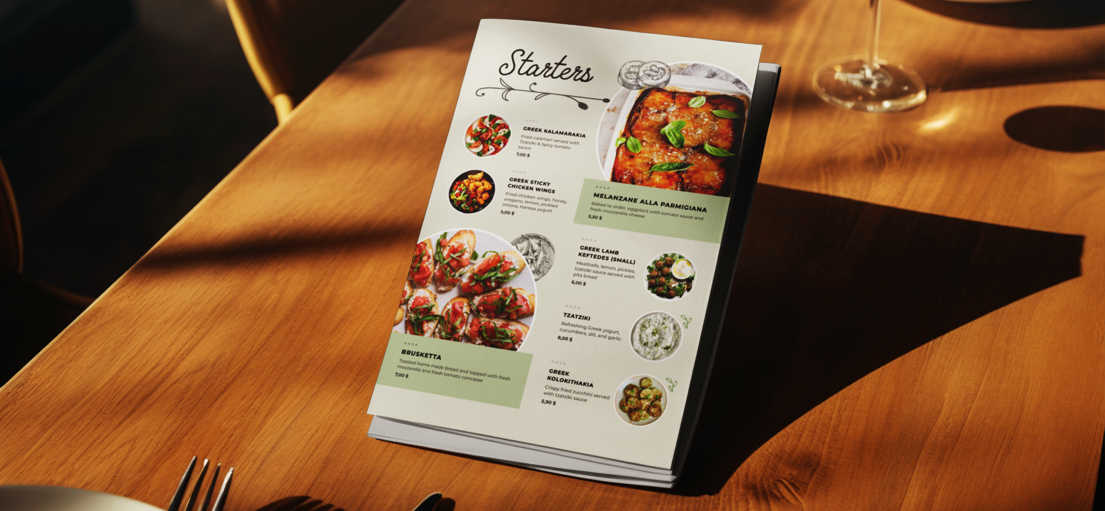 Menü mit Salatgerichten von Bacino, stilvoll auf einem Tisch präsentiert, ergänzt durch mediterrane Designs