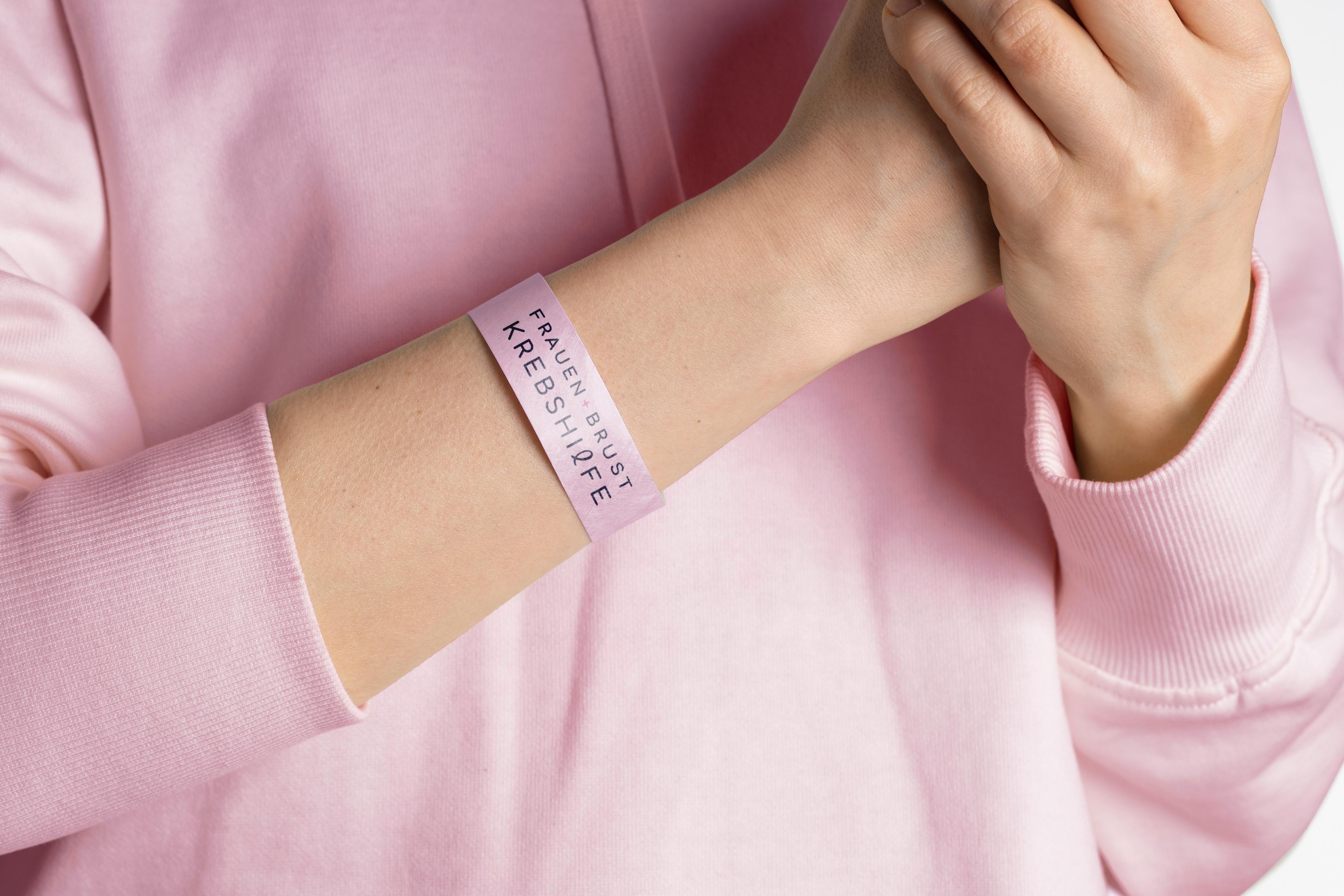 Brustkrebshilfe Armband an einer Frau von Unerwartet Design