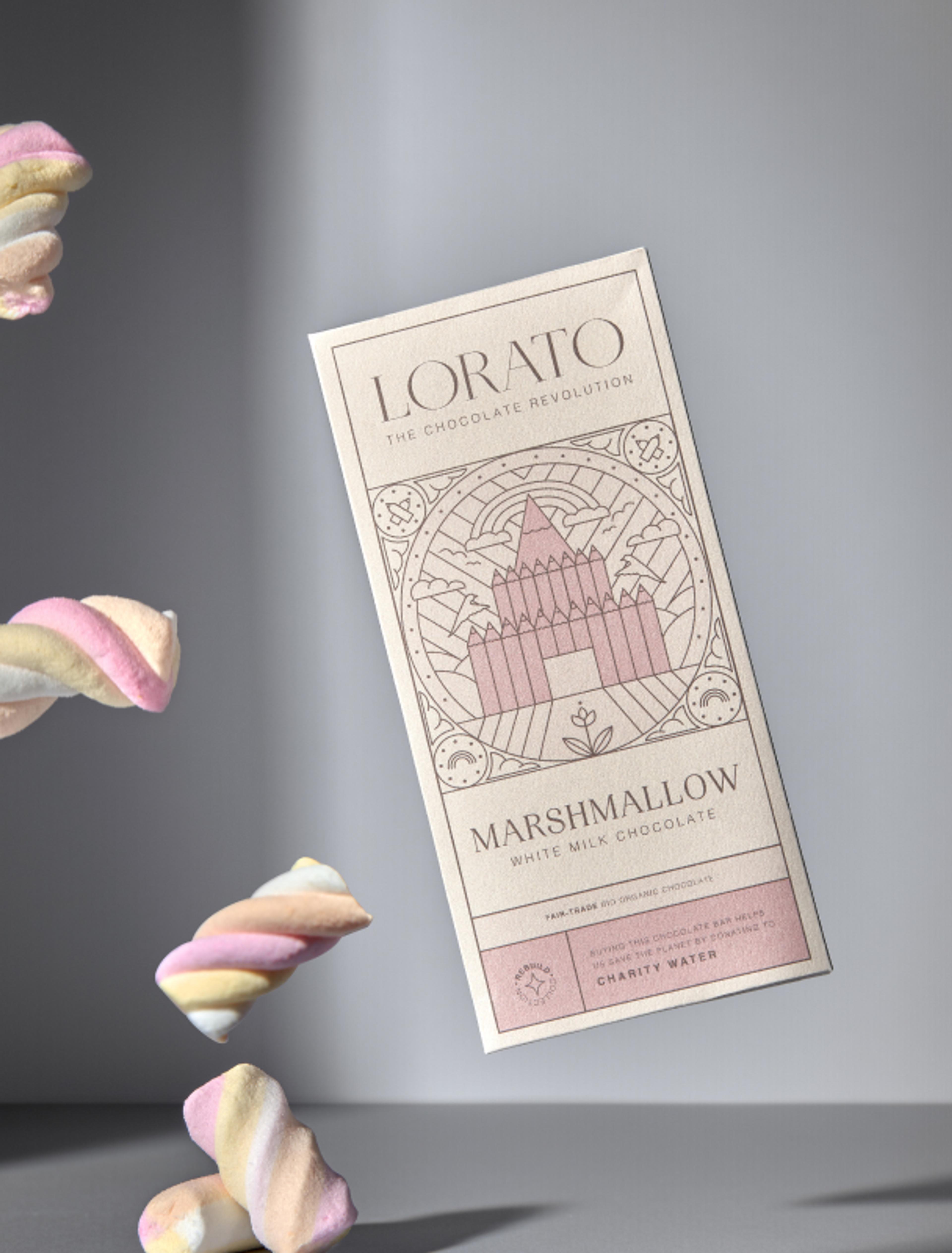 Die Marshmallow Schokoladentafel von Lorato mit zartrosa Akzenten. Die Verpackung zeigt ein stilisiertes Schloss, passend zur süßen Geschmacksrichtung.