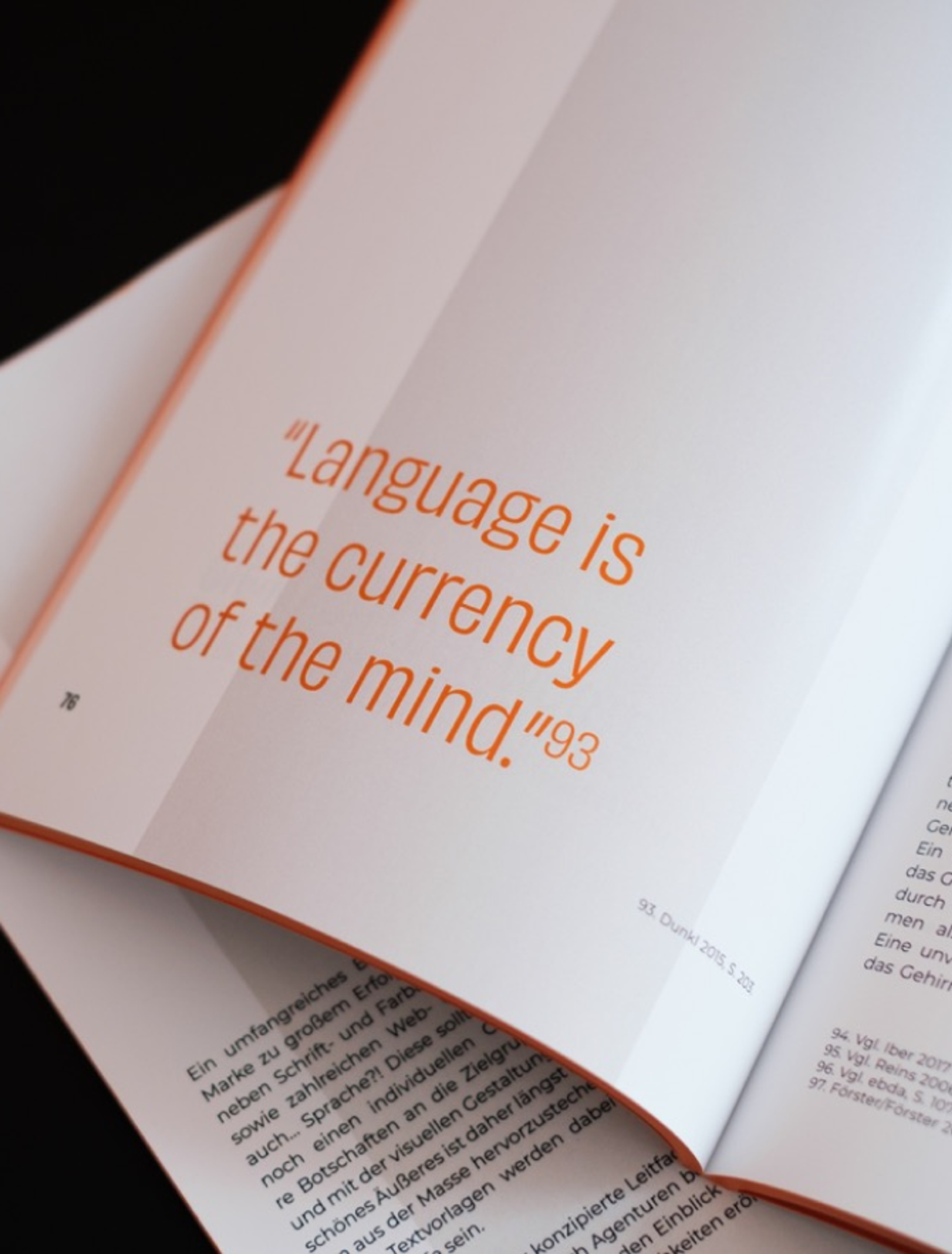 Englisches Zitat über Sprache aus dem Corporate Language Leitfaden, gestaltet von Unerwartet Design.