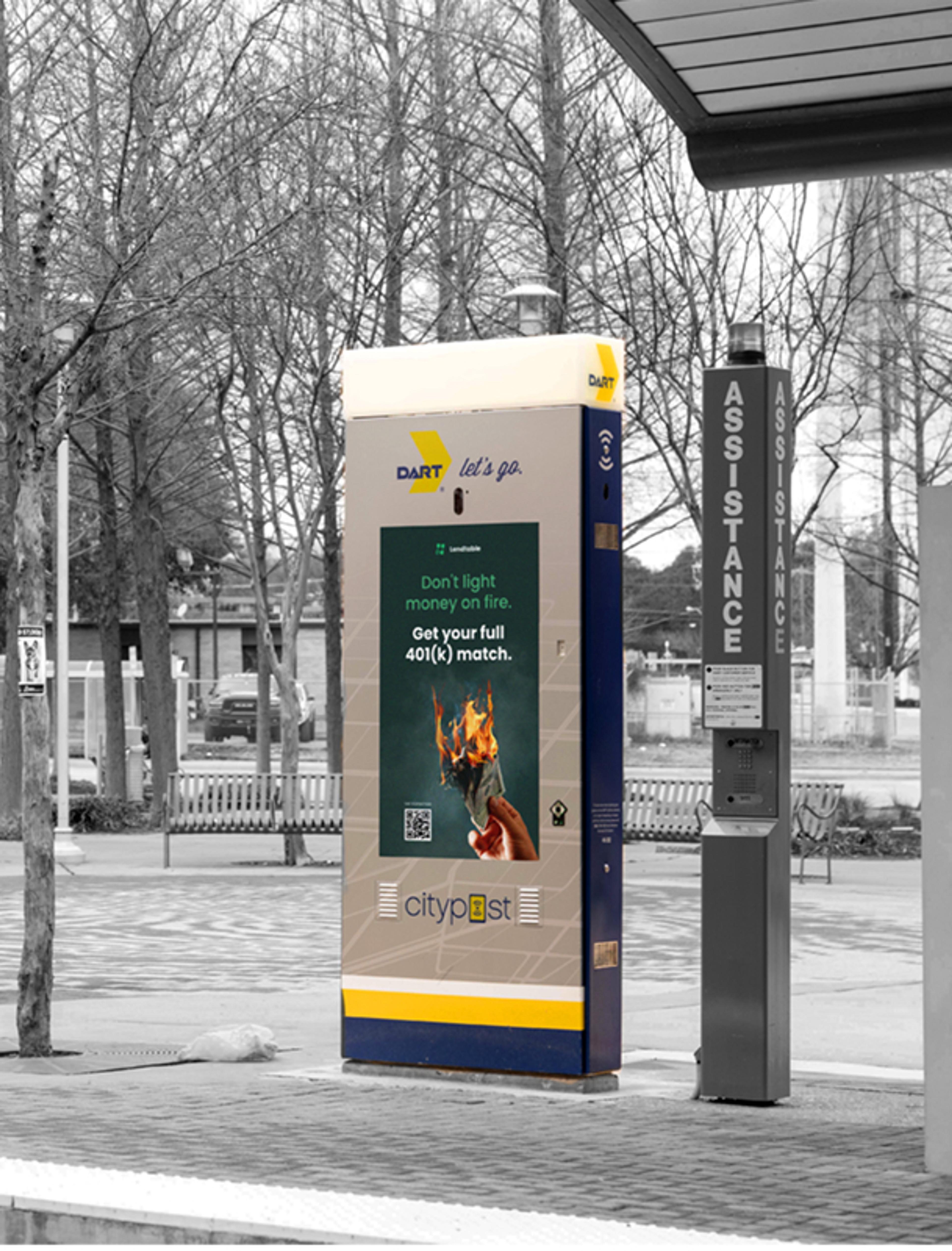 Lendtable-Werbung auf einem Stadtterminal an einer öffentlichen Haltestelle, mit dem Bild eines brennenden Geldscheins als Symbol für verpasste Finanzvorteile.