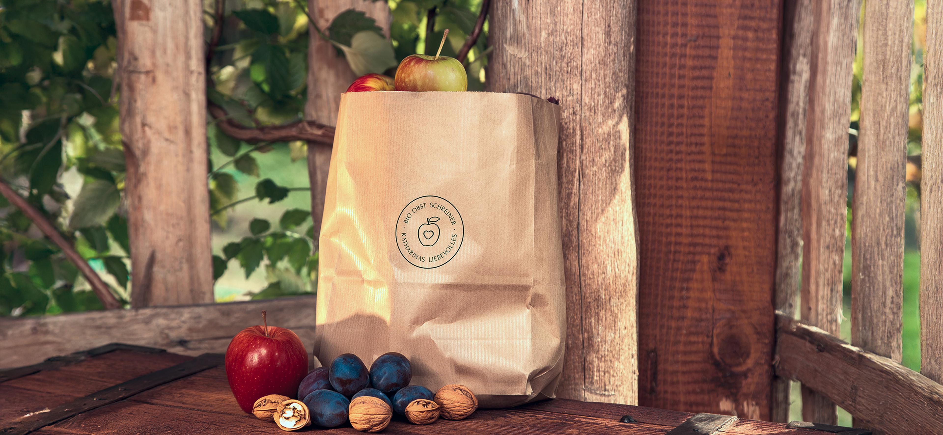 Bio Obst Schreiner Logo auf einer Papier-Tasche, gestaltet von Unerwartet Design.