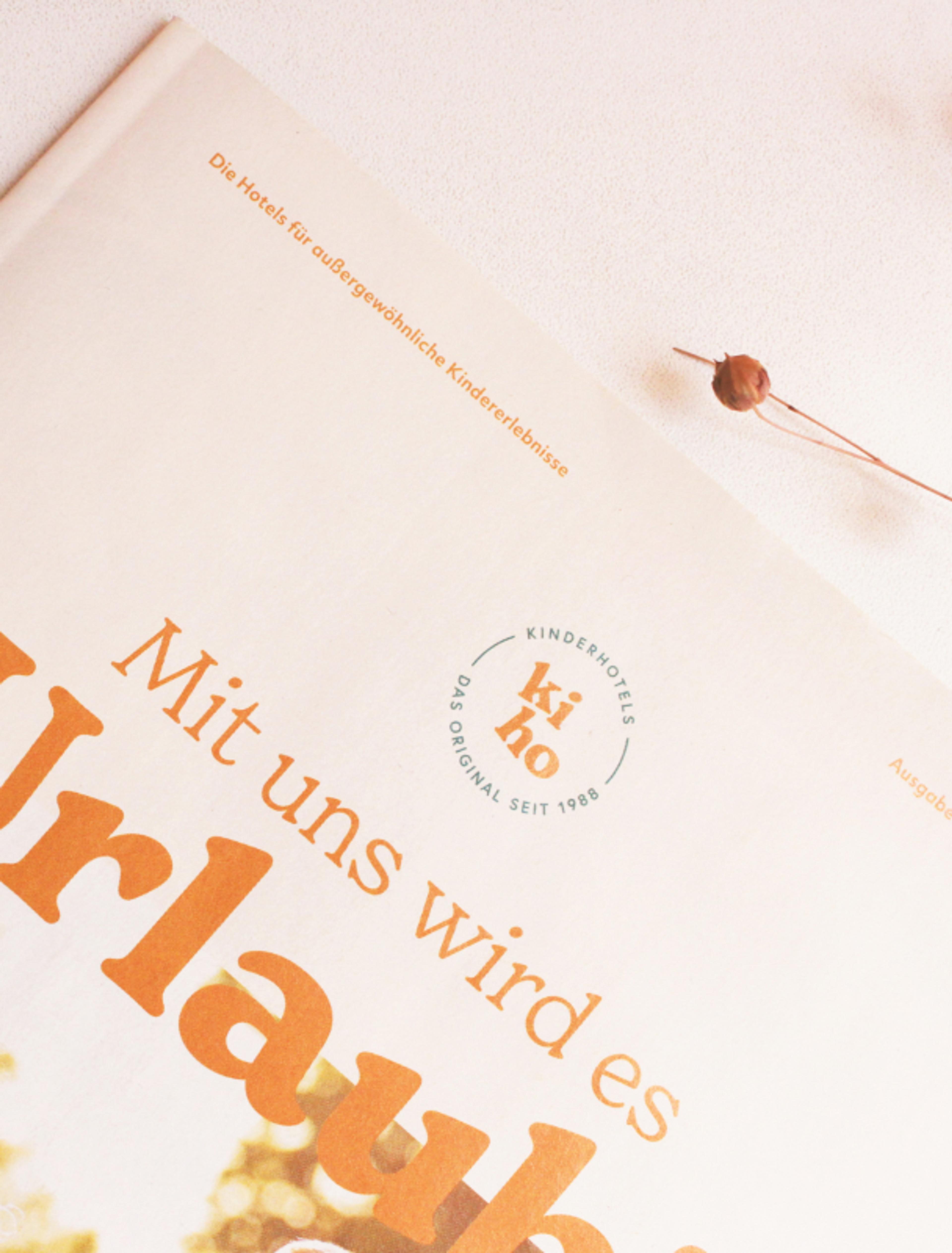 Cover der Sommerbroschüre der Kinderhotels mit der Botschaft „Mit uns wird es Urlaub!“, entworfen in Zusammenarbeit mit Unerwartet Design und Agentur Zeitgeist.