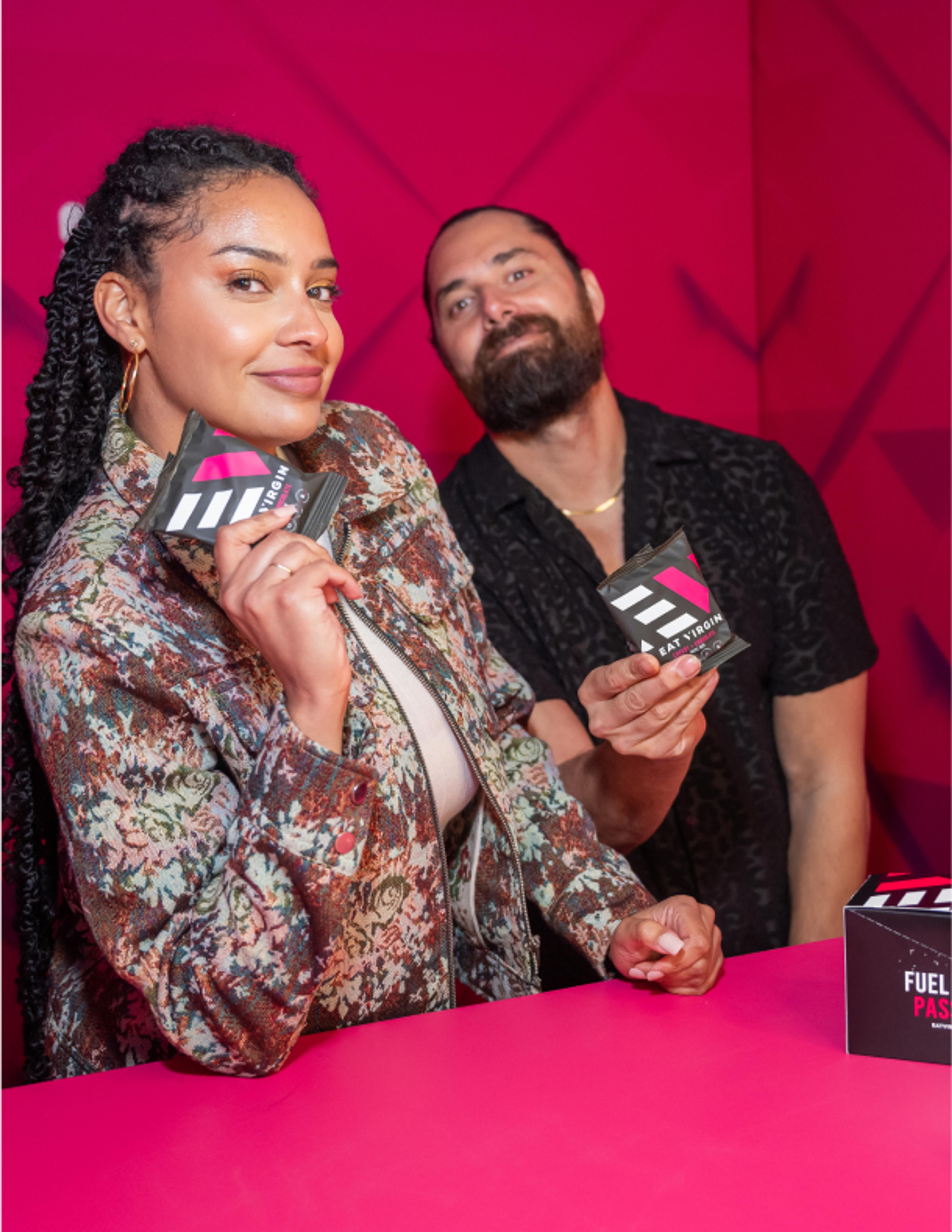 vinivia, bfa, jorgemezaphotos Moderator:innen in der Vinivia Lounge mit Filmklappen vor pinker Kulisse – interaktives, dynamisches Event-Branding – Unerwartet Design