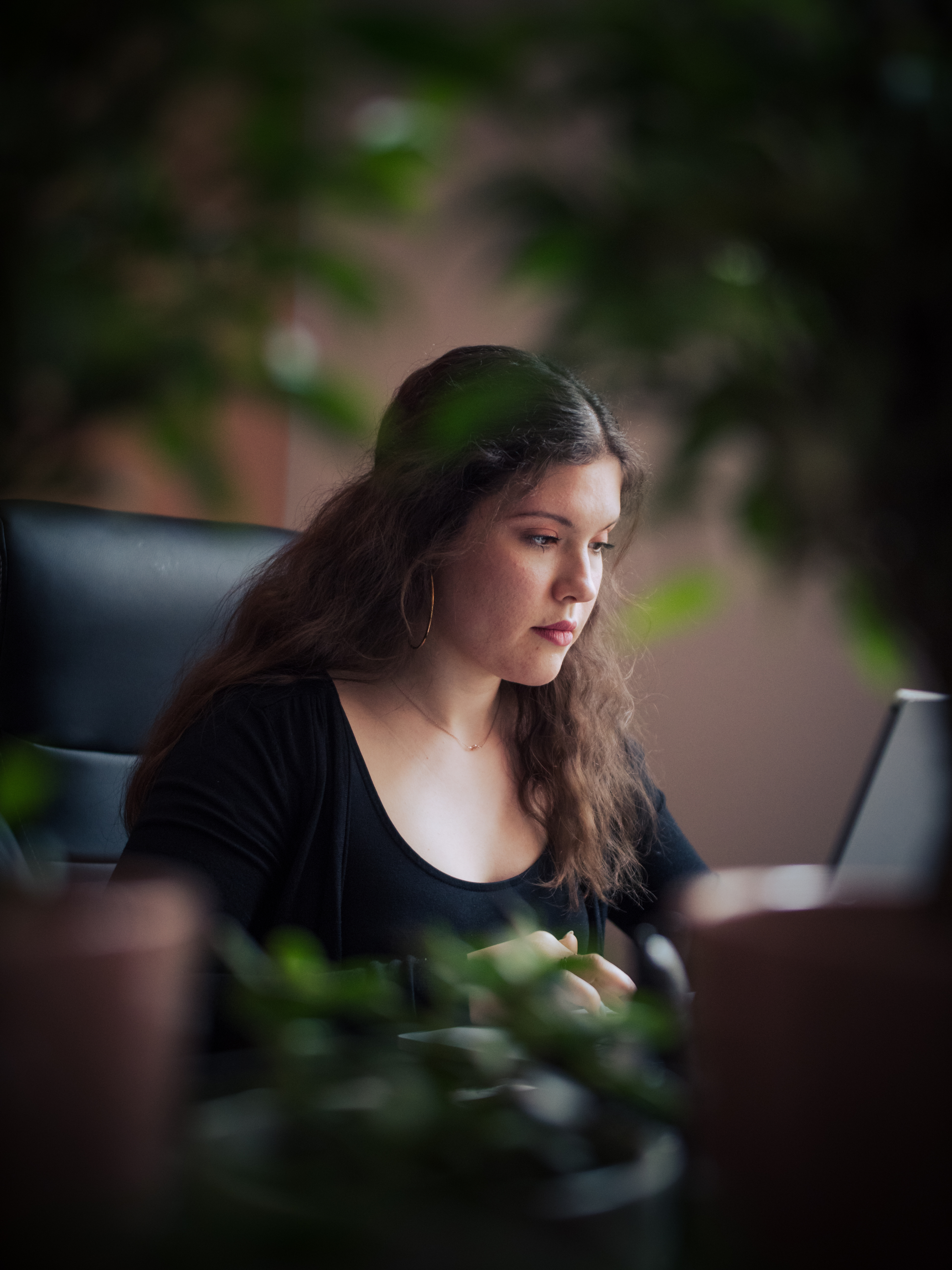 Ijob Brandstätter Valerie Zengerer arbeitet an einem Branding-Projekt in dem Unerwartet Design Agentur Büro - Graz, Österreich.