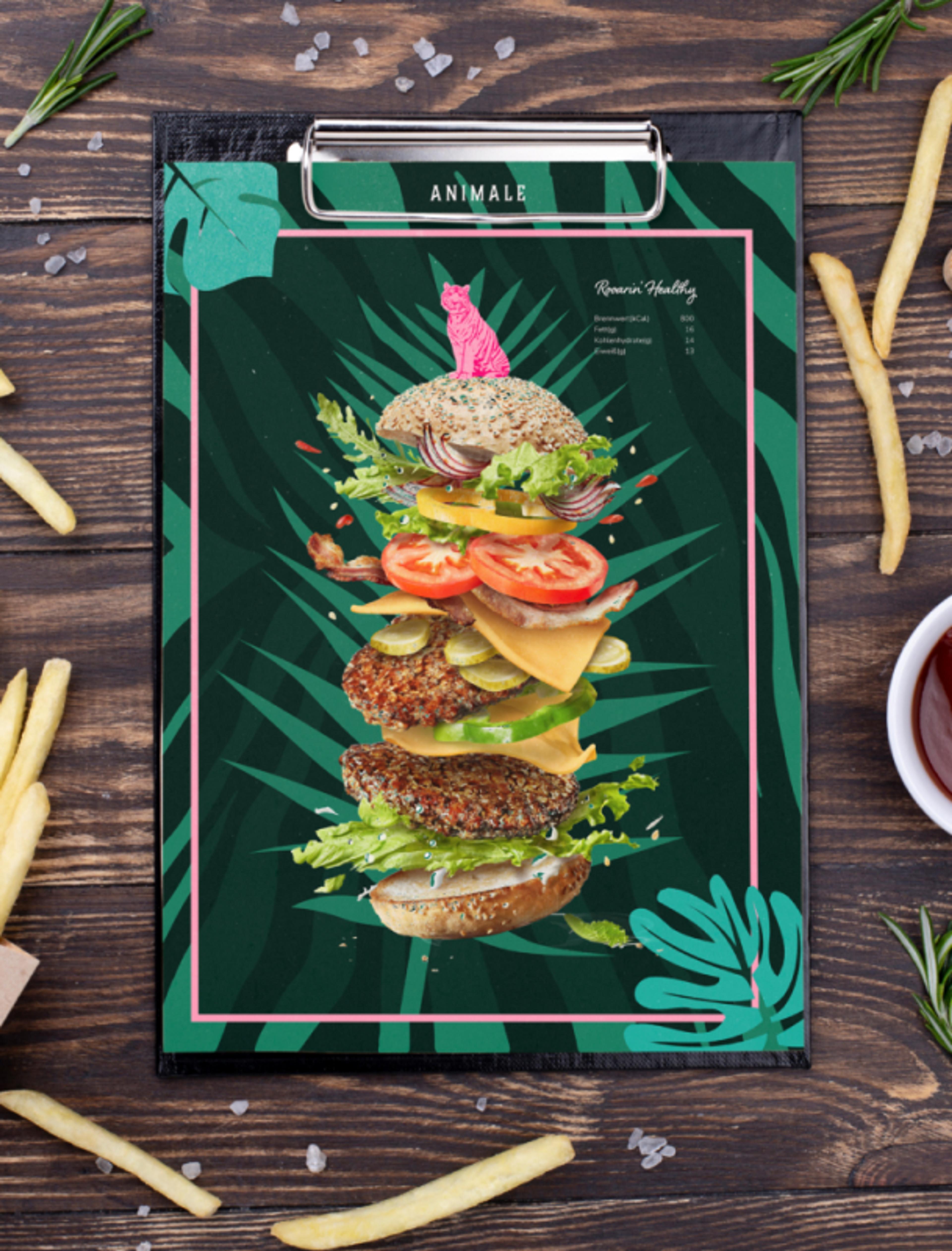 Menü mit kreativem Burger-Design auf schwarzem Klemmbrett, umgeben von Pommes, Kräutern und Gewürzen auf rustikalem Holztisch.