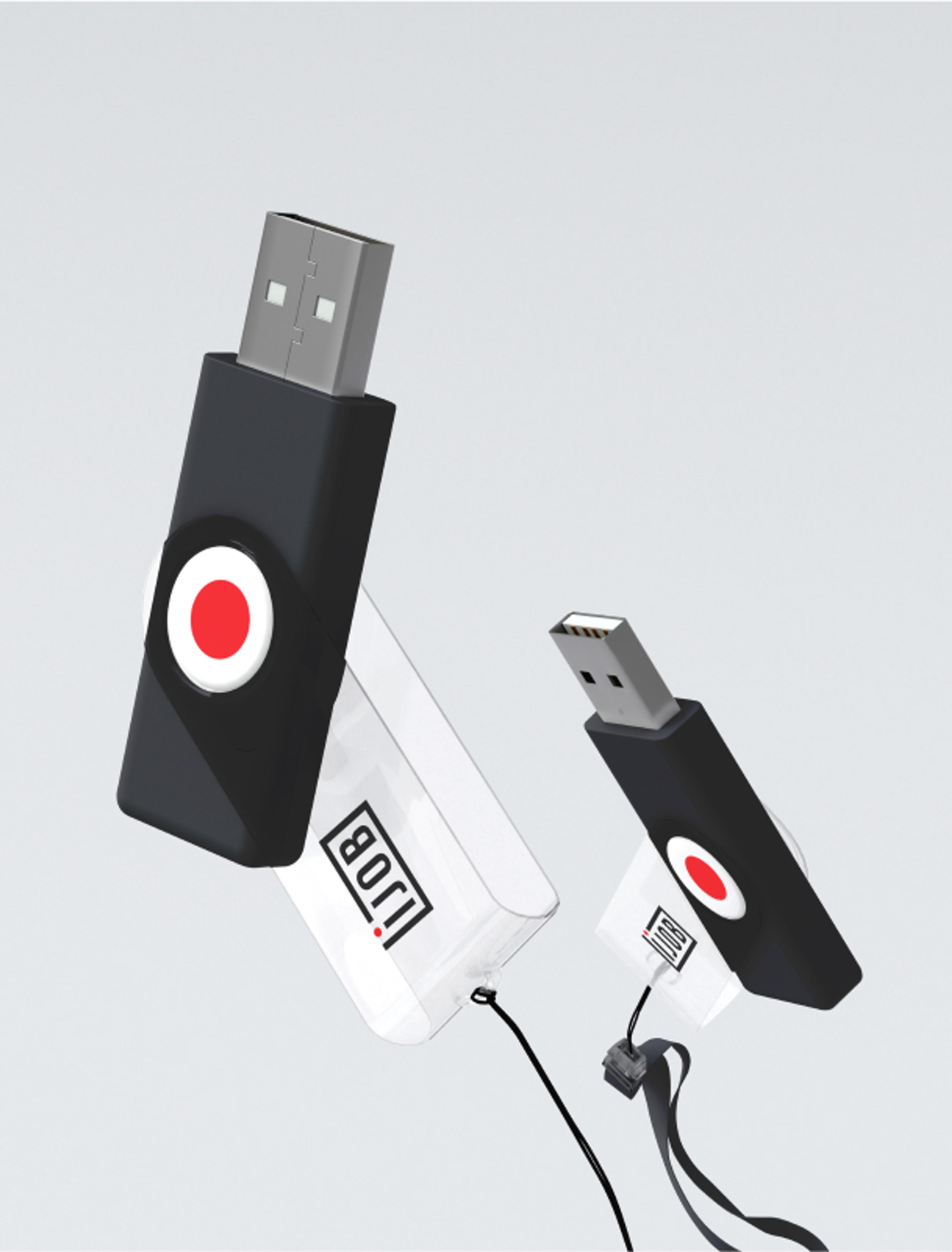 Ijob gebrandete USB-Sticks – Zwei USB-Sticks mit dem Ijob-Logo, einer in Schwarz mit rotem Knopf, der andere in klarem Acryl mit schwarzem Schriftzug. Beide zeigen die Markenfarben von Ijob.