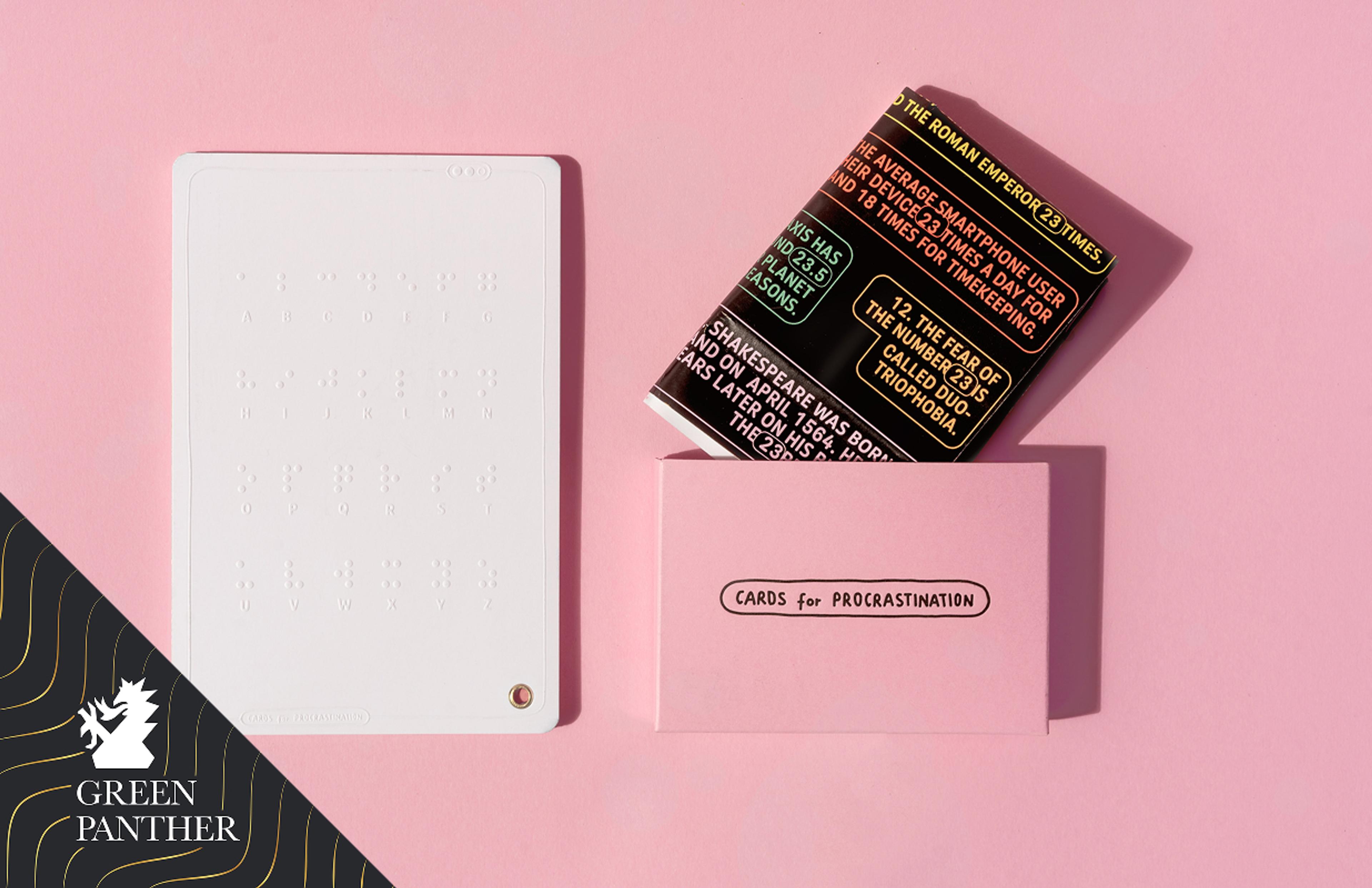 Miriam Leitinger Nahaufnahme einer Karte mit Blindenschrift aus dem Set „Cards for Procrastination“.