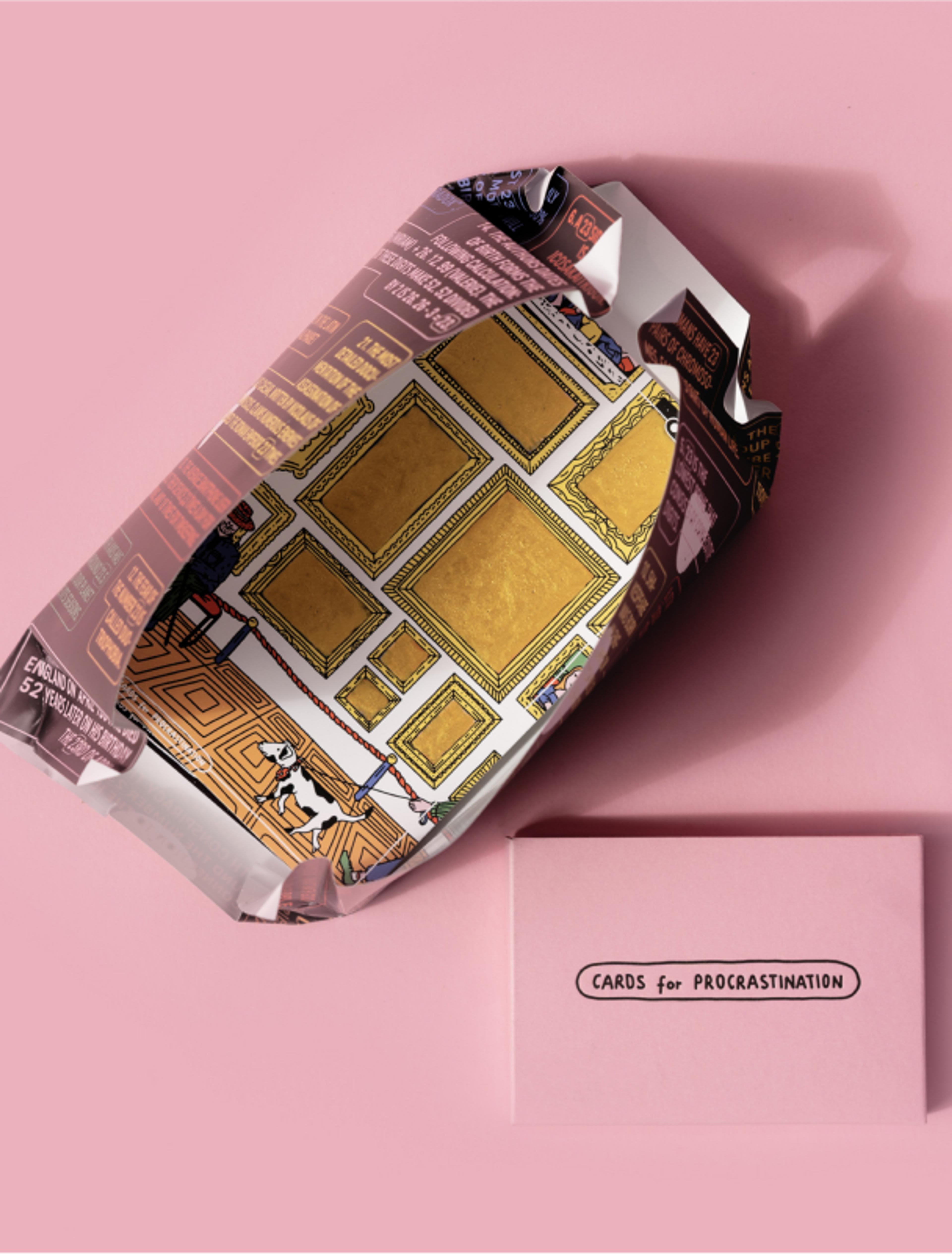 Miriam Leitinger Offene Verpackung des Kartensets „Cards for Procrastination“ auf rosa Hintergrund. Die Innenseite zeigt ein illustriertes Museumsmotiv, daneben eine kleine Box mit dem Logo.
