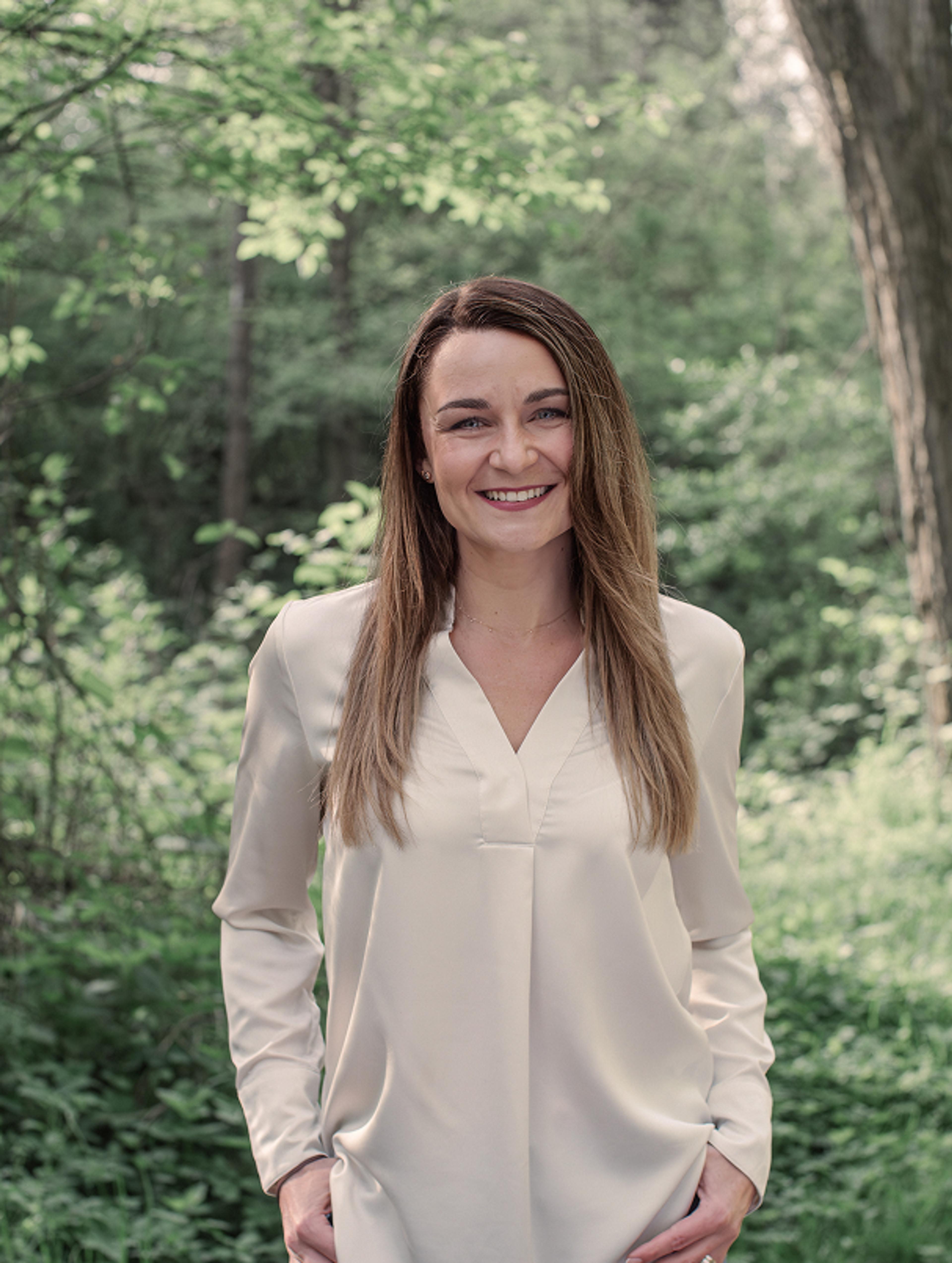 Ijob Brandstätter Vanessa Gründler, Hebamme, im Grünen. Natürliches Porträt, das Vertrauen & persönliche Betreuung vermittelt. Teil des Branding-Konzepts von Unerwartet Design.