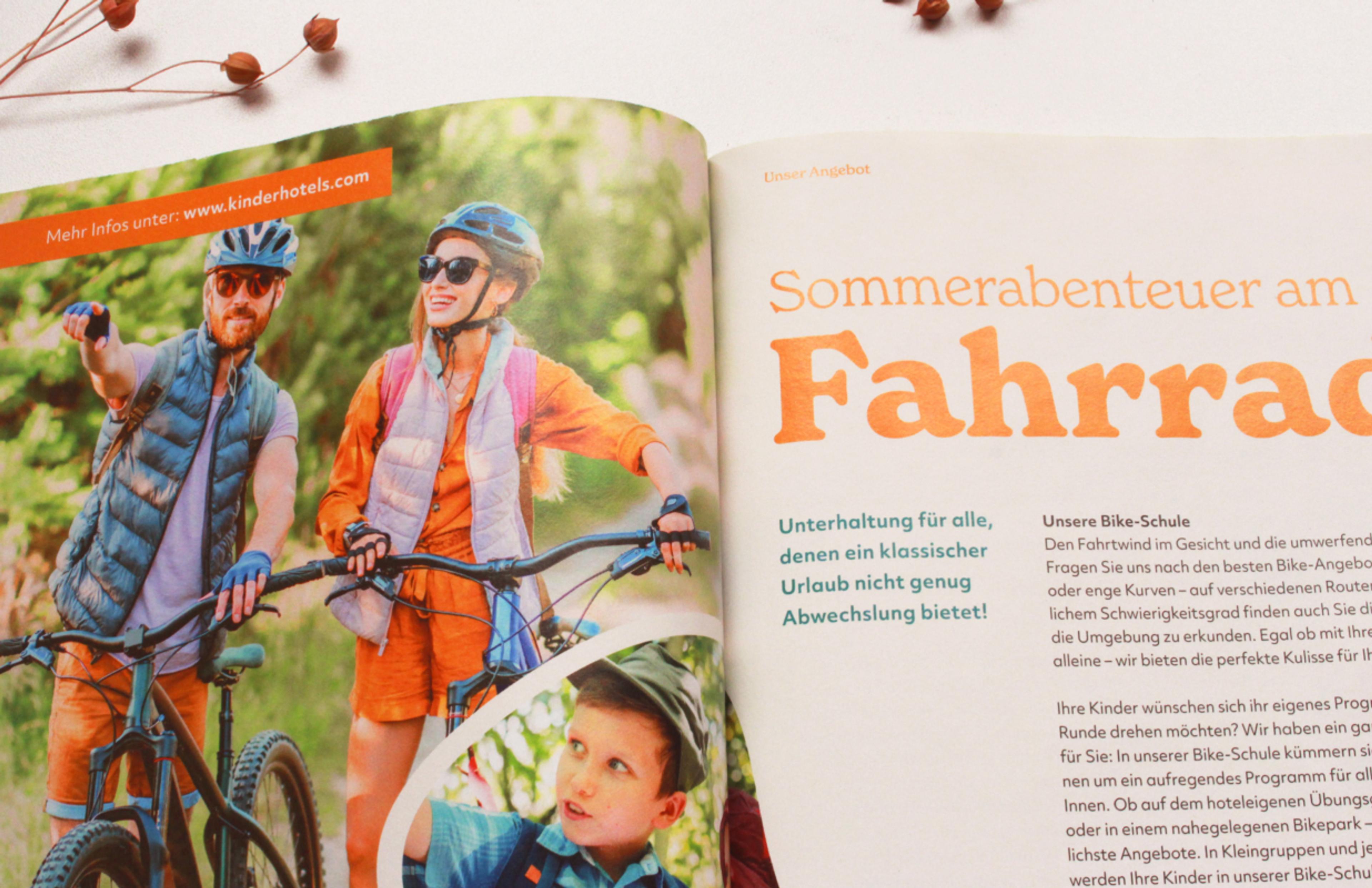 Themenseite der Kinderhotels Sommerbroschüre zu Bike-Angeboten, gestaltet von Unerwartet Design und Zeitgeist. Die Gestaltung spricht mit lebendigen Farben und klarer Struktur sowohl Kinder als auch Eltern an.
