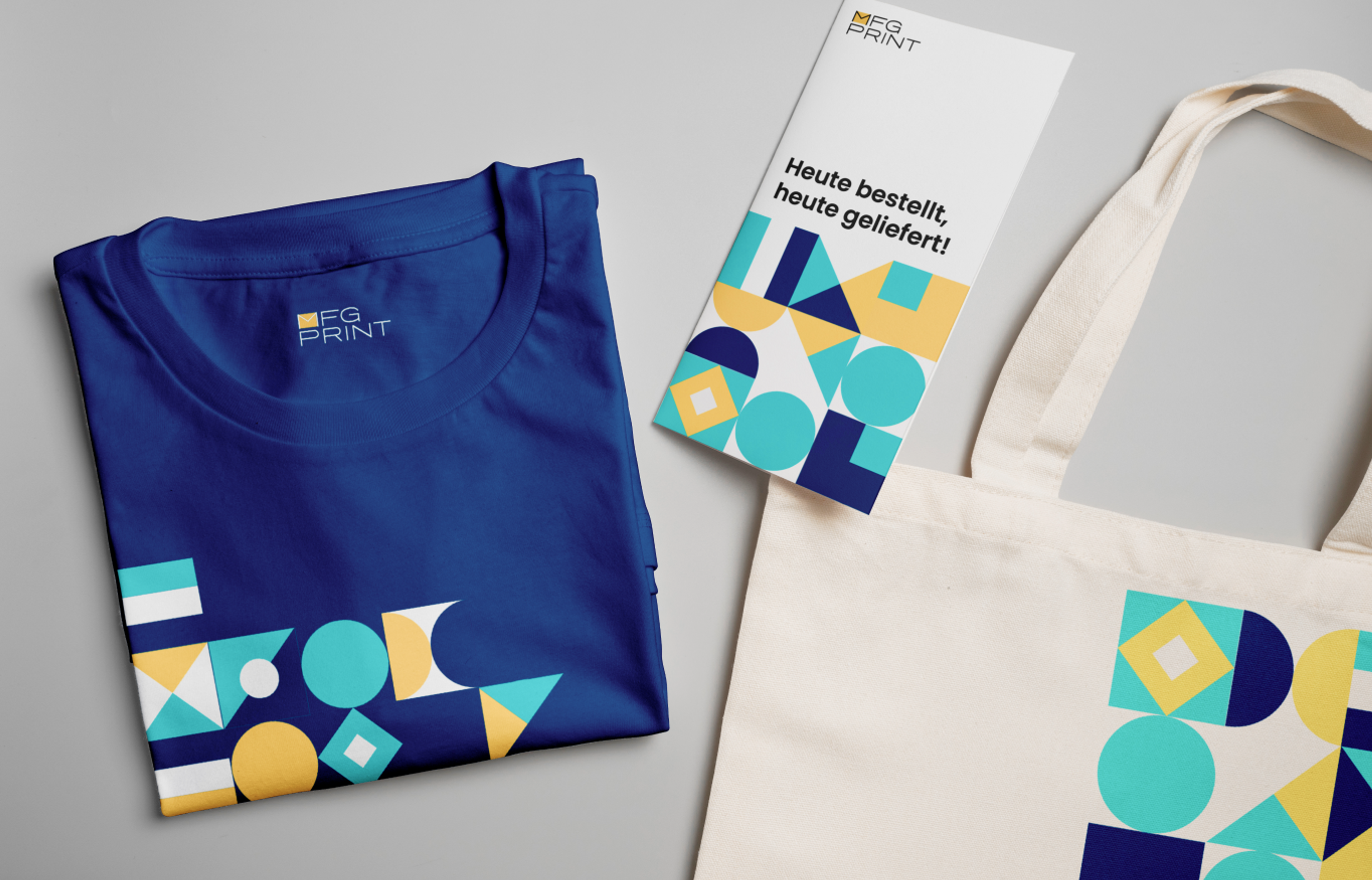 Merchandising-Produkte für mfgprint, gestaltet von Unerwartet Design – inklusive T-Shirt, Tragetasche und Flyer.