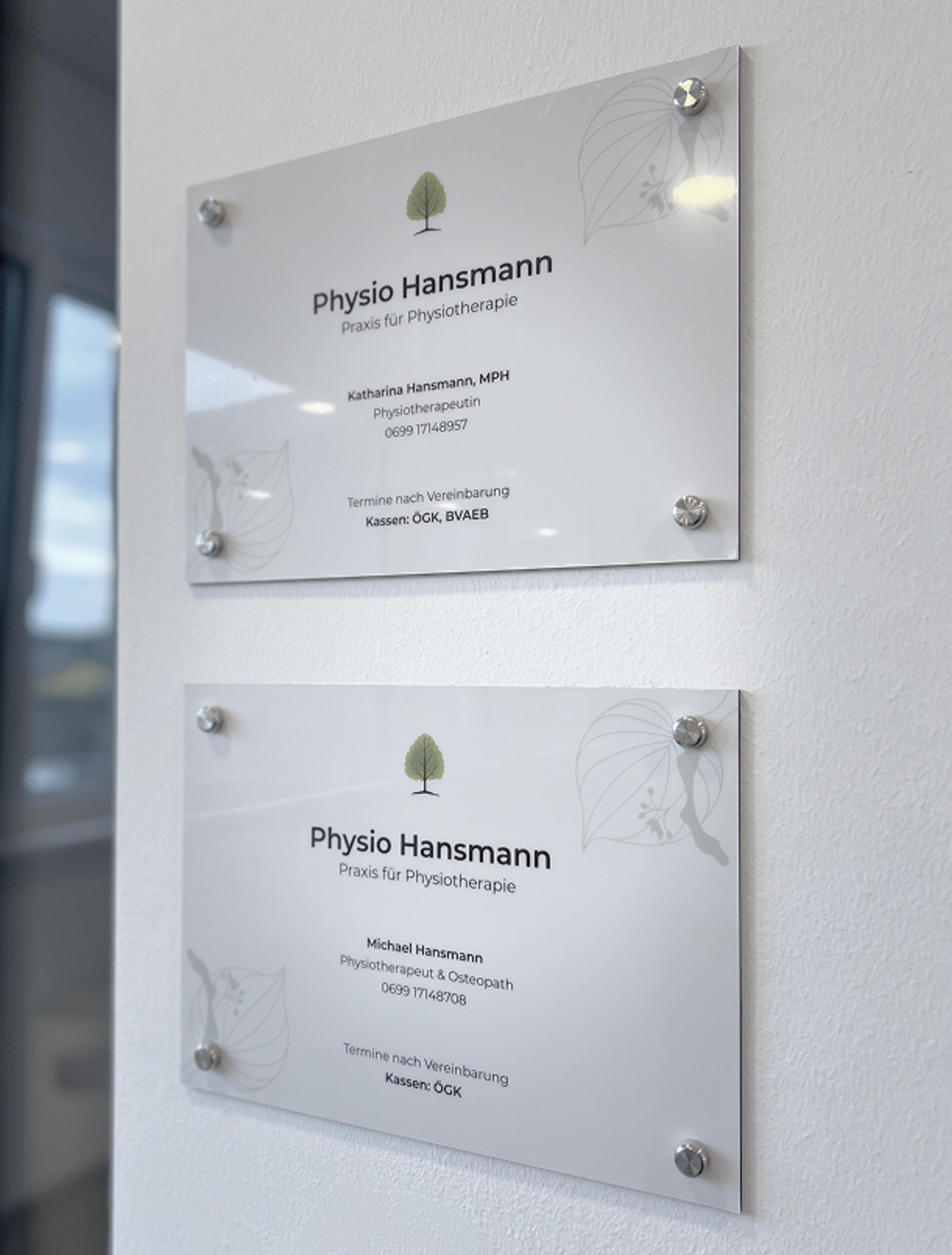 Hochwertige Acrylschilder mit Physio Hansmann Logo und Namen von Katharina & Michael Hansmann. Modernes, natürliches Corporate Design für Lindenpark Gössendorf.