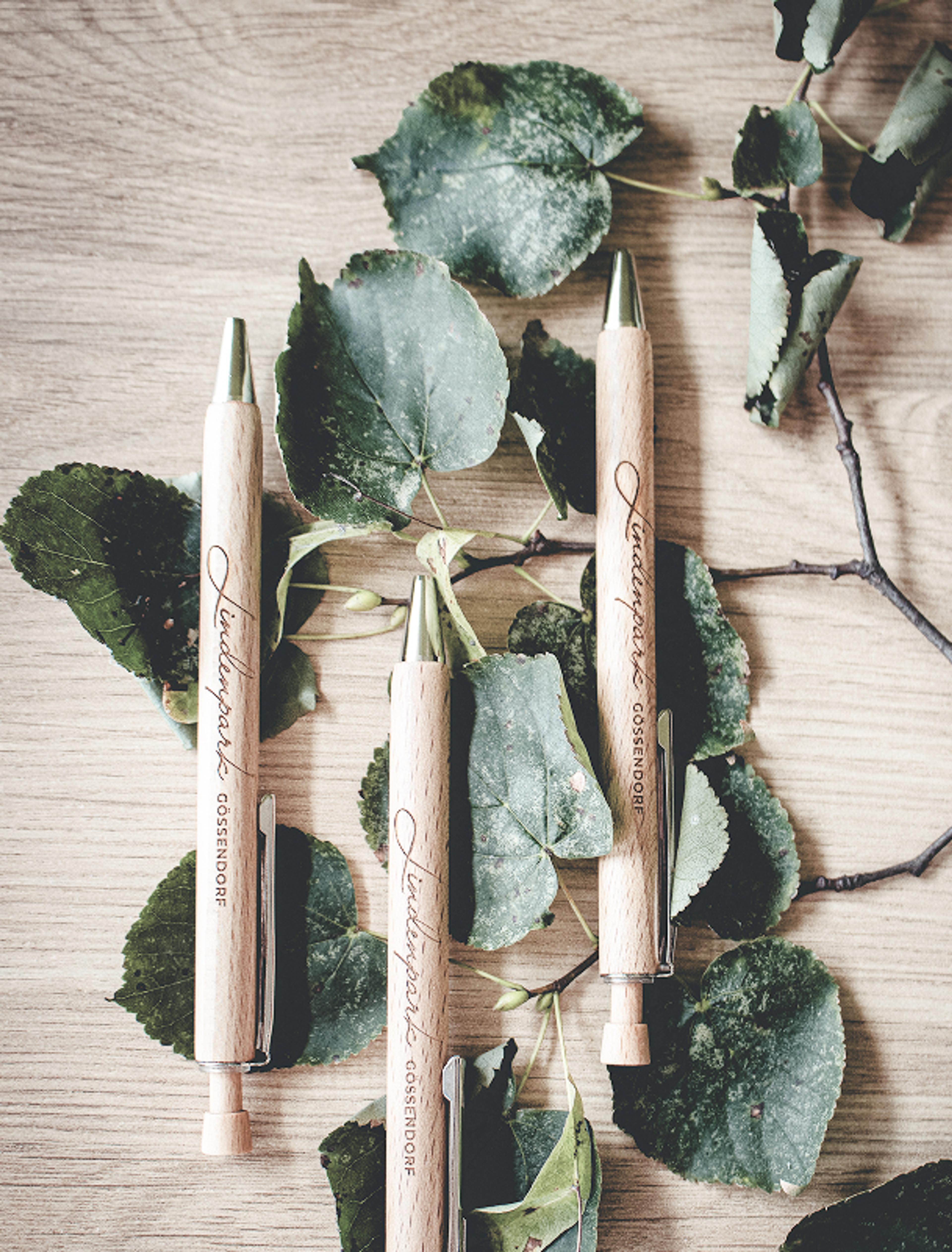 Logo & Grundkonzept BUCHER BRAND MARKETING e.U. Kugelschreiber aus Lindenholz mit graviertem Logo des Lindenpark Gesundheitszentrums in Gössendorf, gestaltet als Werbemittel von Unerwartet Design.