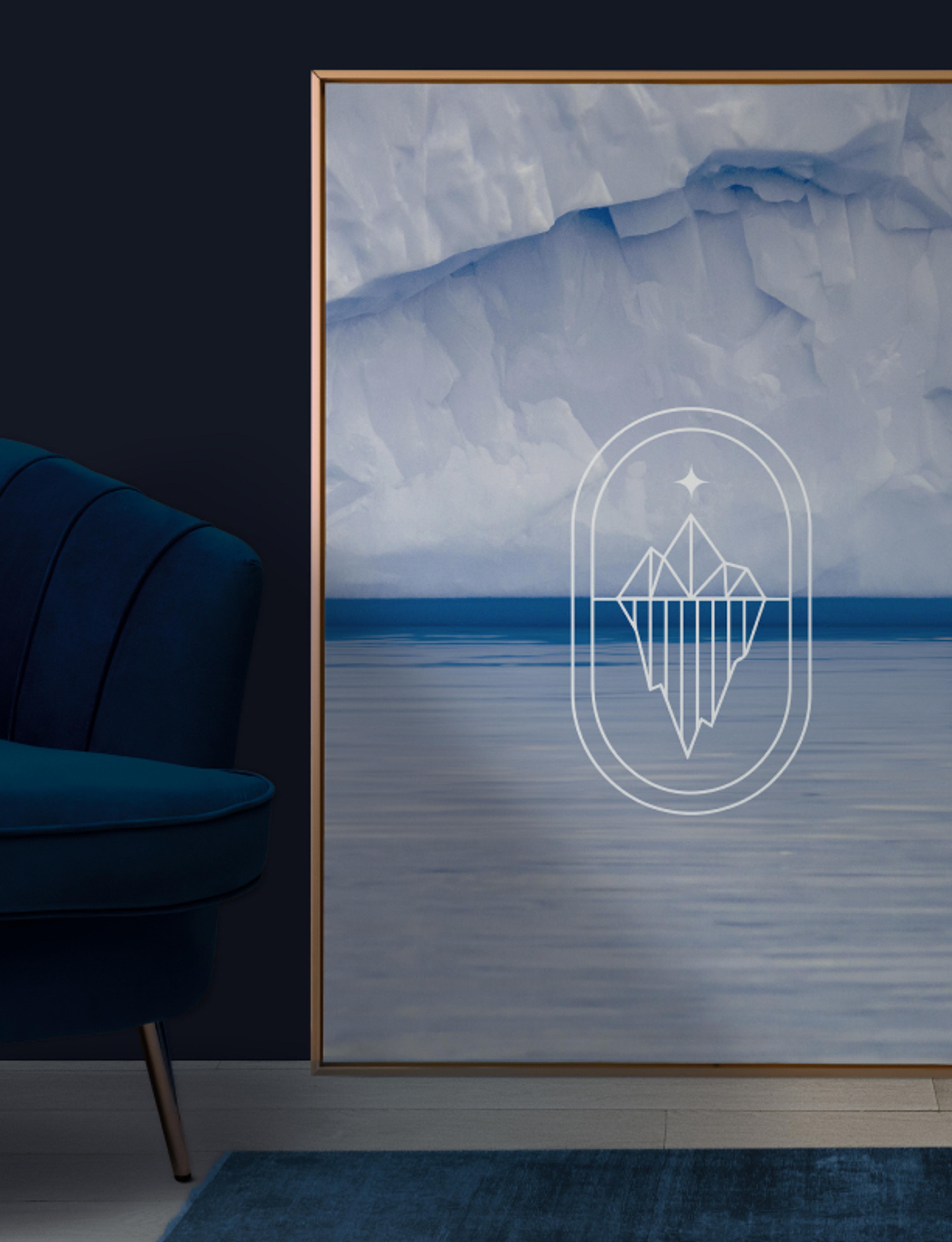 Ein stilvolles Wandbild mit einem minimalistisch gestalteten Eisberg-Logo vor einer realistischen Gletscherlandschaft.