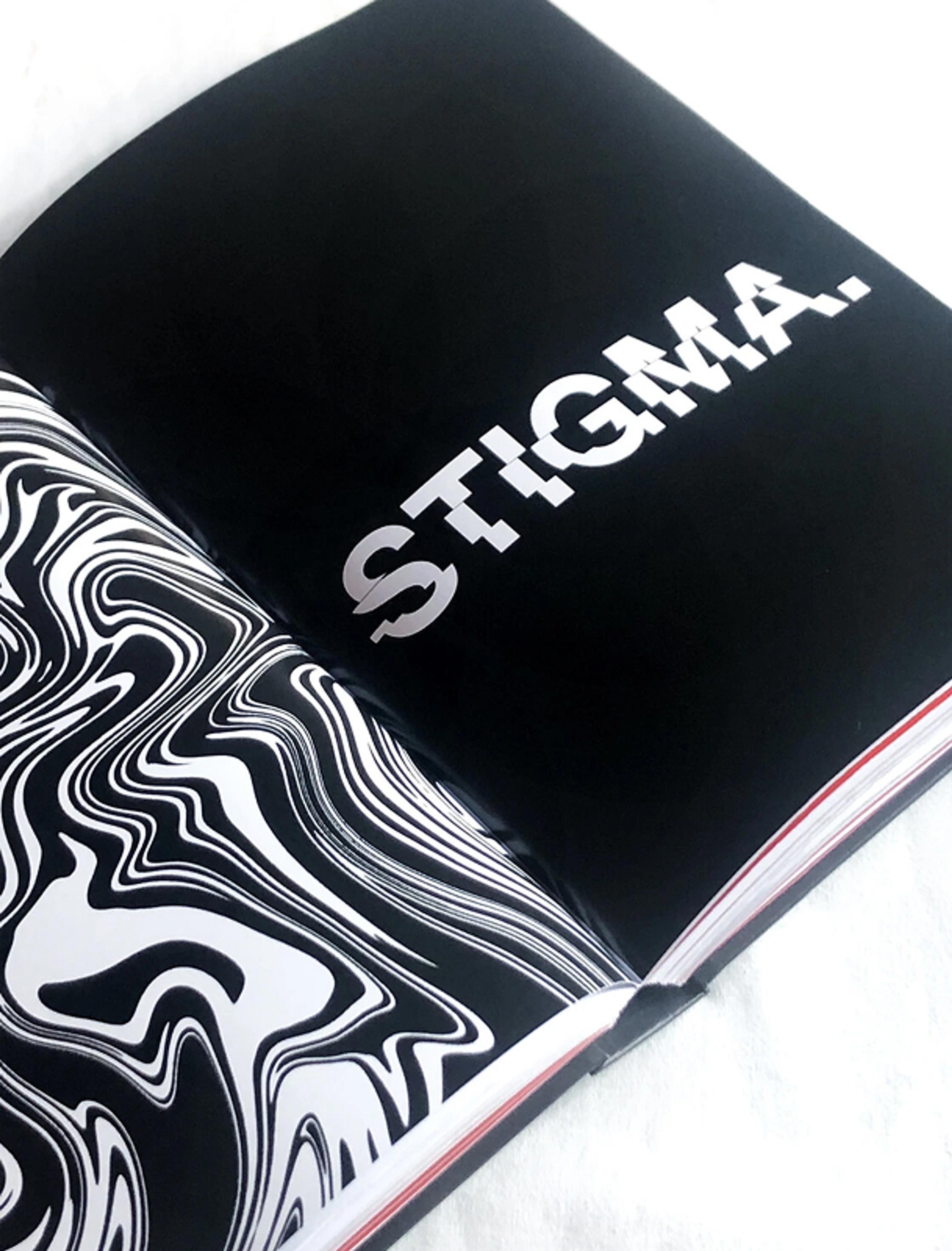 Links eine abstrakte schwarz-weiße Musterung, rechts eine schwarze Buchseite mit dem Wort „Stigma.“ in verzerrter weißer Schrift. Das Design verdeutlicht die Verzerrung der gesellschaftlichen Wahrnehmung psychischer Erkrankungen.