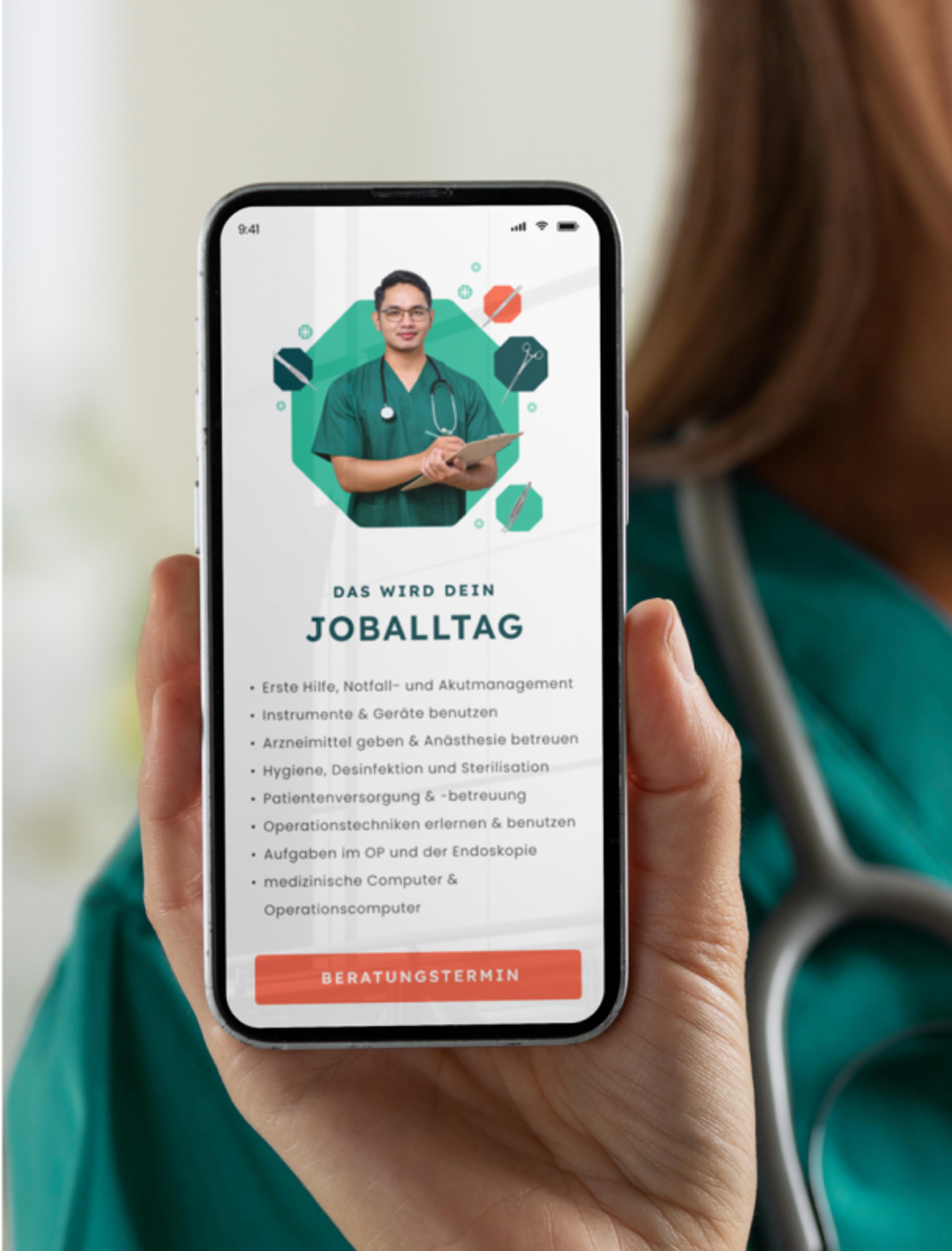 MAZ-Website auf einem Smartphone, mit Infos zum Joballtag in der medizinischen Ausbildung. Responsive Design & UX für Bildungsmarketing.