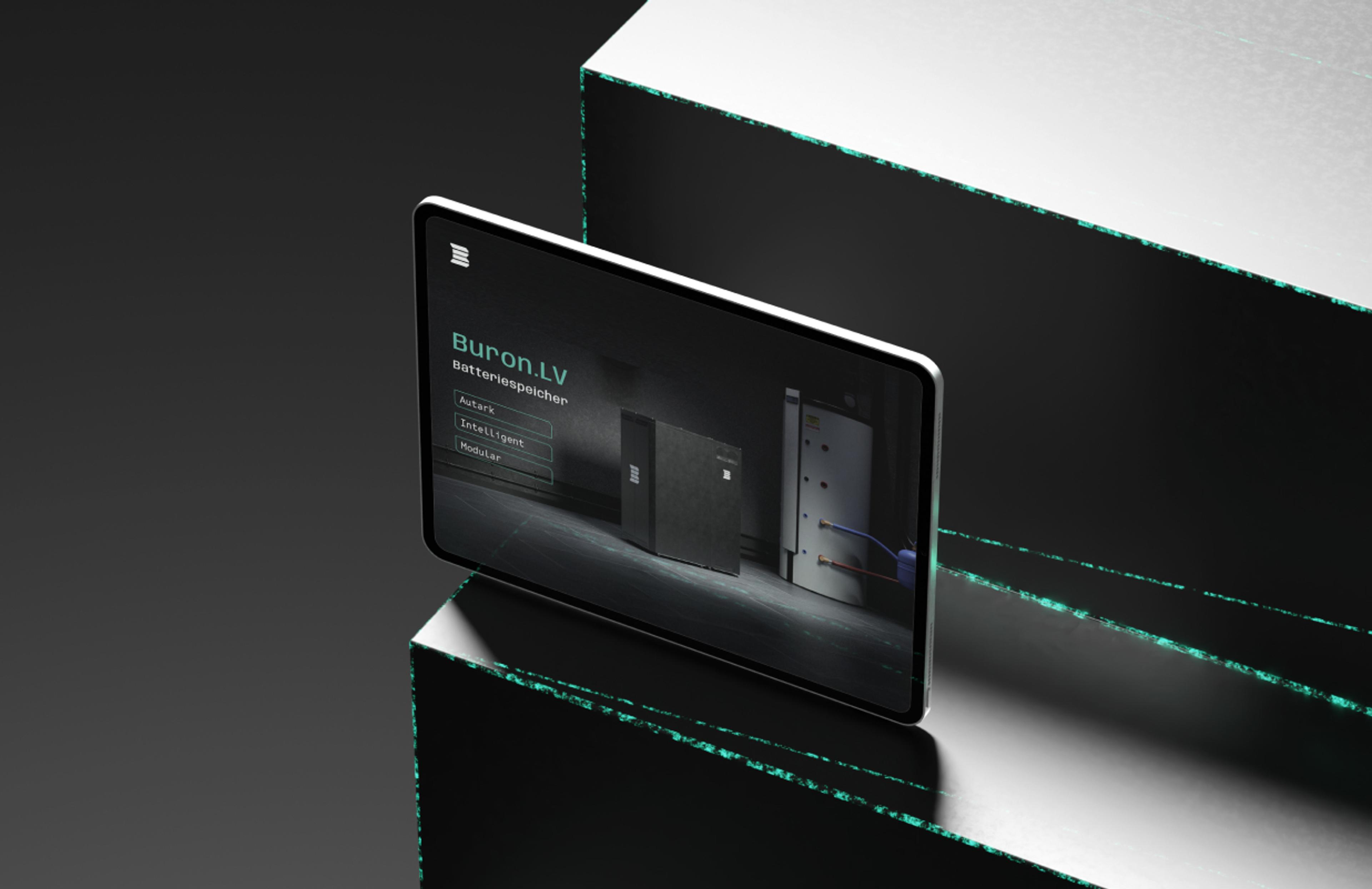 Tablet mit einem Visual von Buron Energy Solutions, das einen modernen Batteriespeicher für Industrie und Handwerk zeigt.