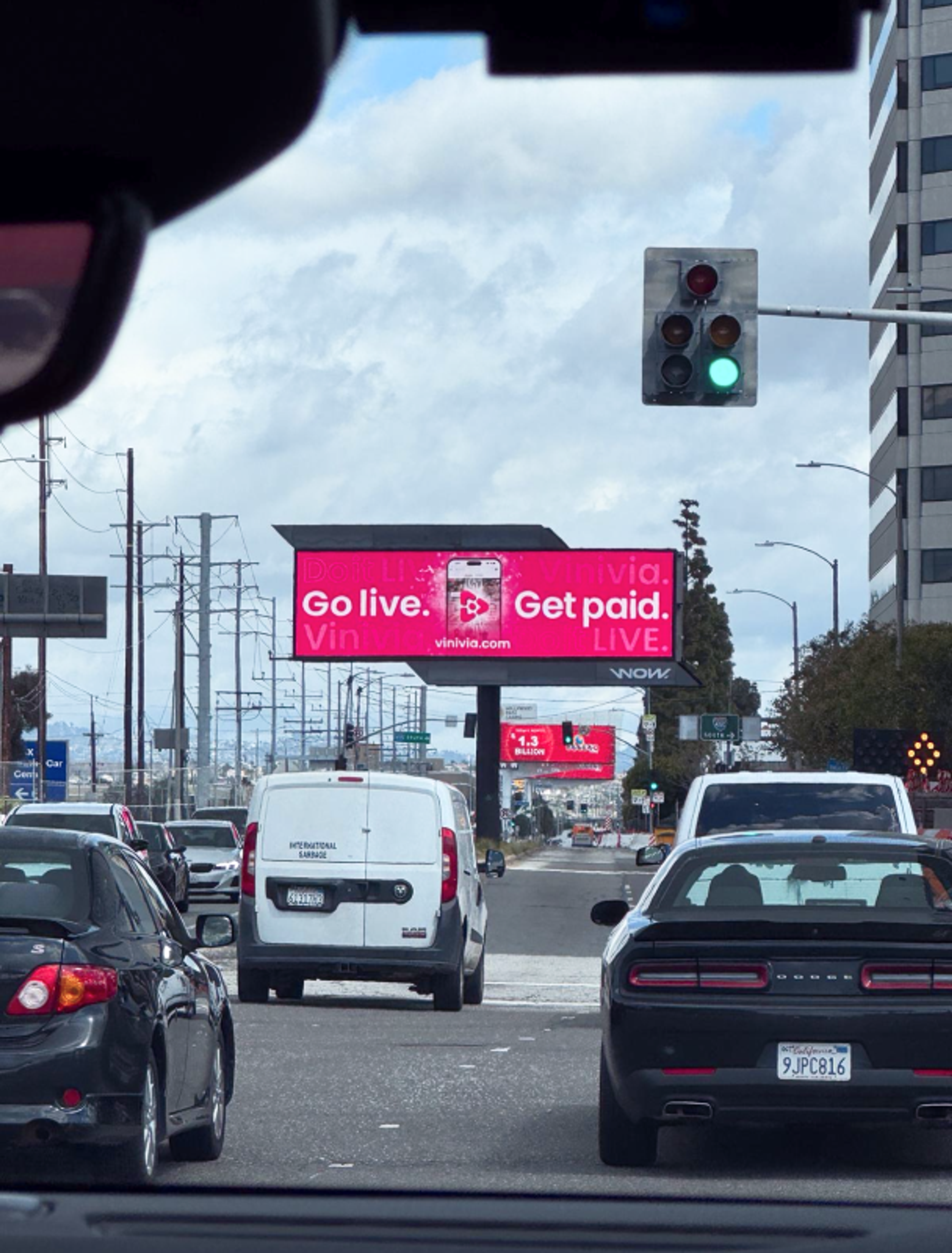Digitales Billboard in Los Angeles mit Vinivia-Werbung: 'Go live. Get paid.' präsentiert die App als führende Livestreaming-Plattform – Unerwartet Design