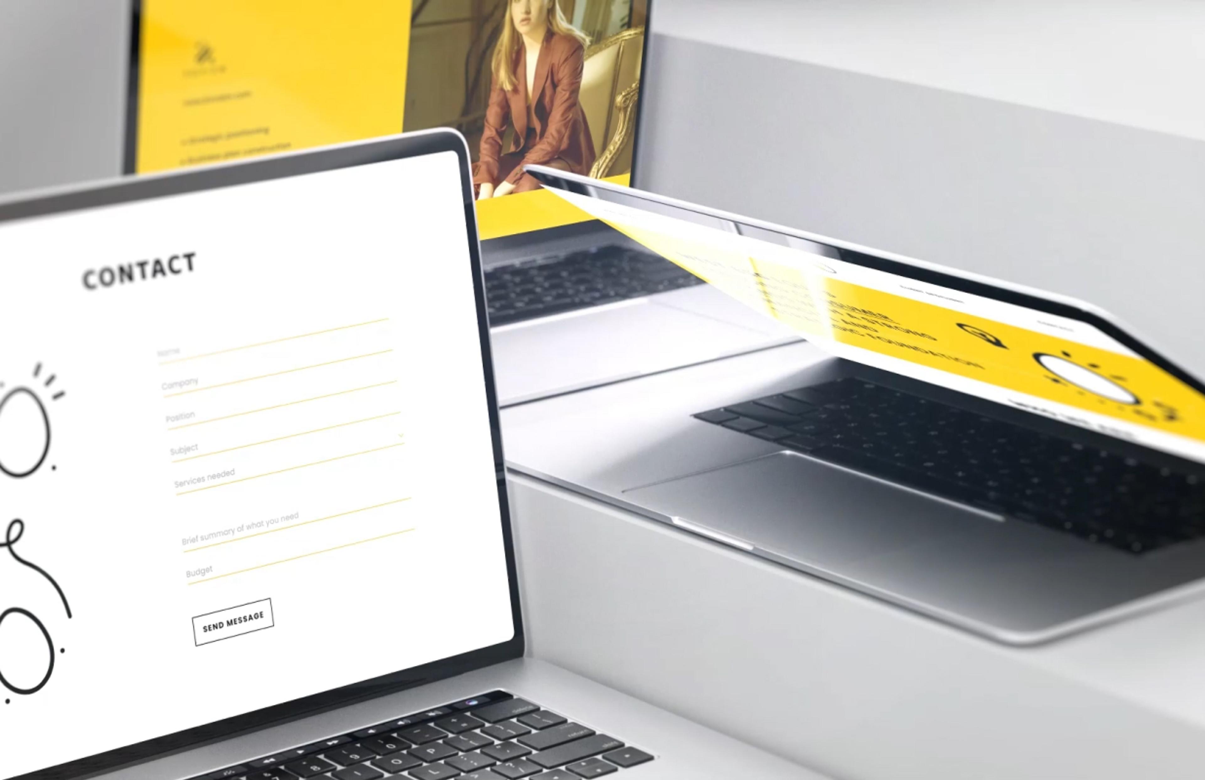 Zwei Laptops mit geöffneter West Egg Consulting Kontaktseite – Zwei Laptops spiegeln sich auf einer weißen Oberfläche, einer zeigt das Kontaktformular mit schwarzer Typografie und minimalistischen Icons, der andere die Hauptseite mit einem gelben Branding-Element.